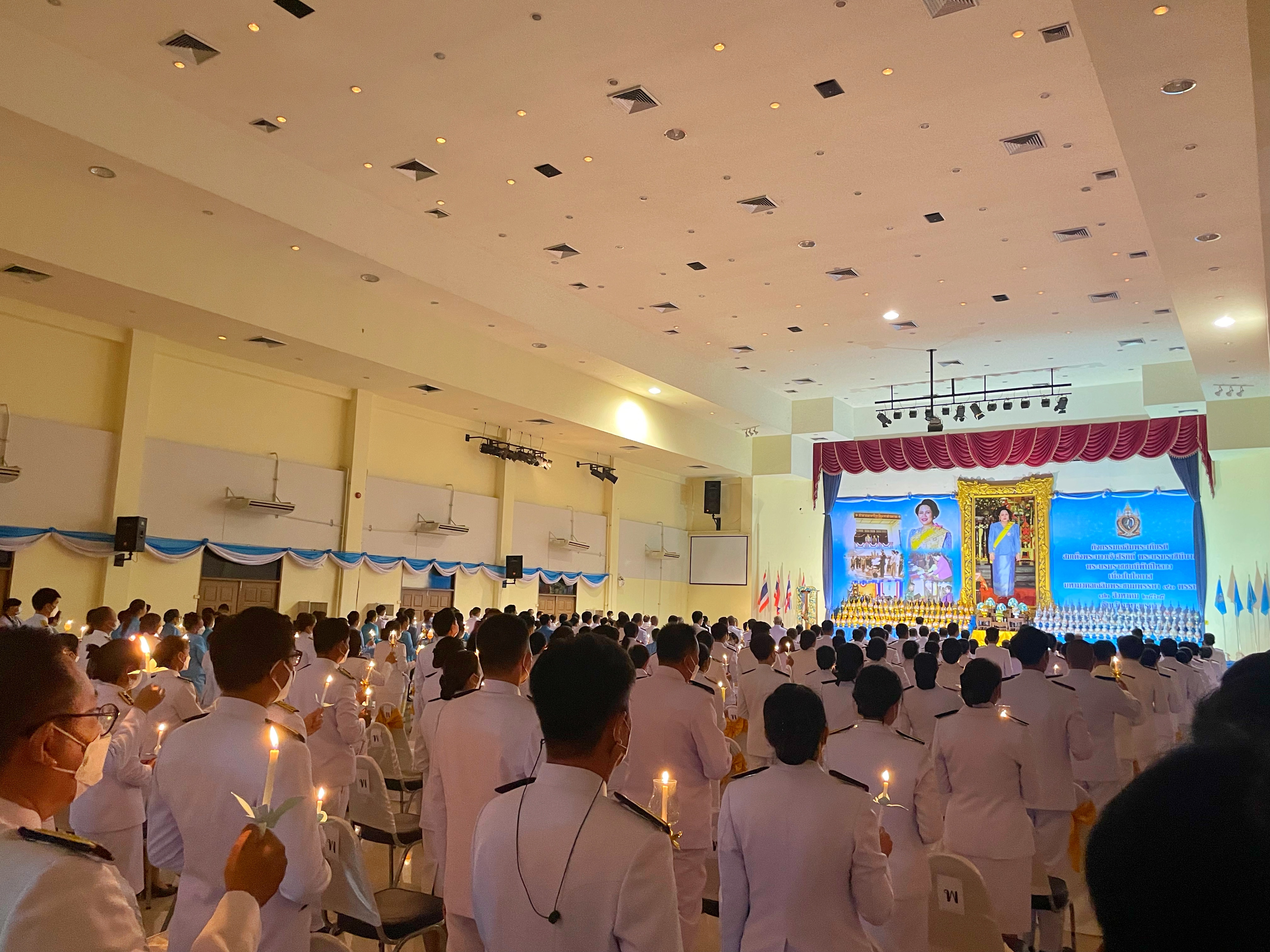 พช.มหาสารคาม ร่วมพิธีถวายเครื่องราชสักการะและวางพานพุ่มและจุดเทียนถวายพระพรชัยมงคล เนื่องในโอกาสมหามงคลเฉลิมพระชนมพรรษา 90 พรรษา 12 สิงหาคม 2565