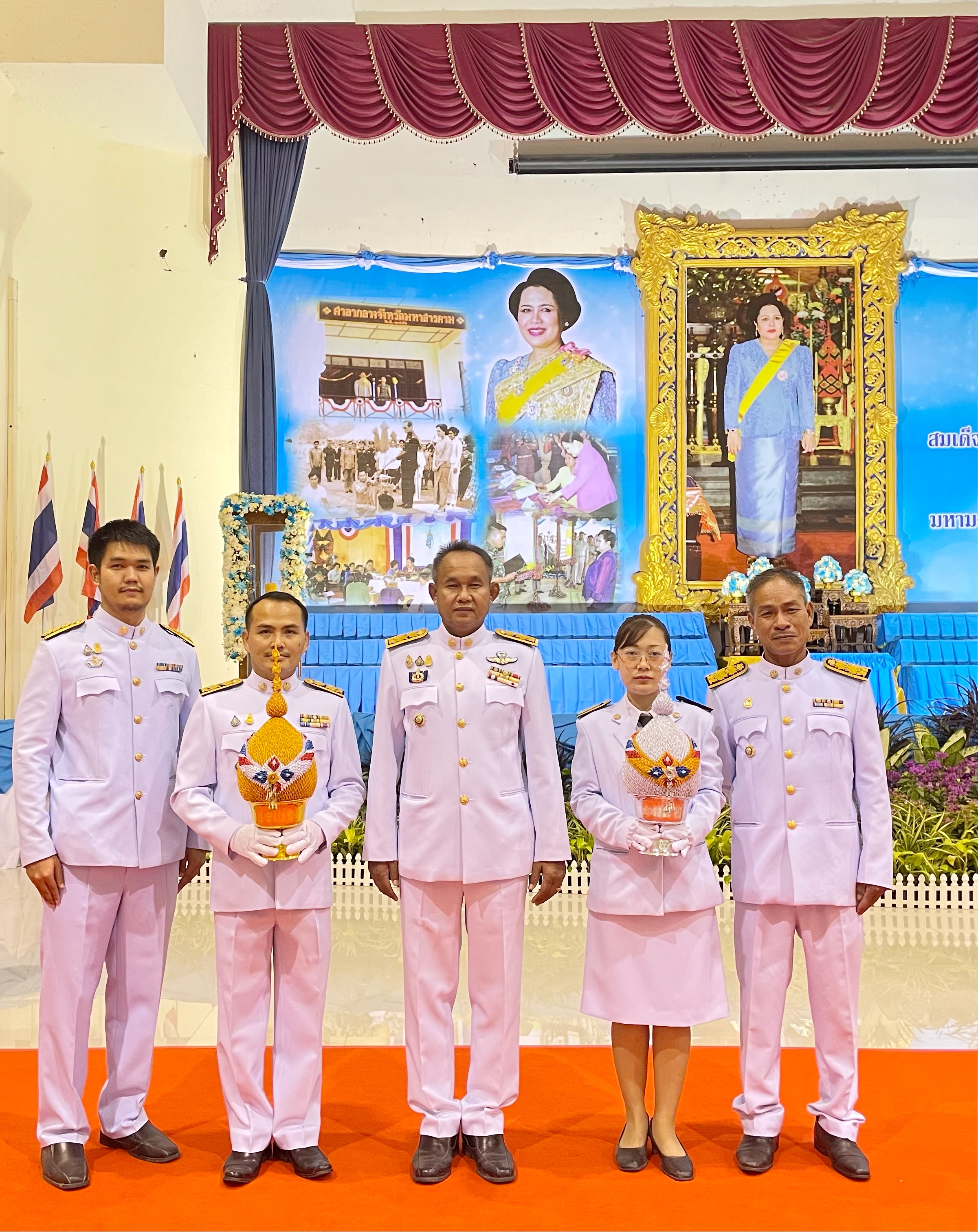พช.มหาสารคาม ร่วมพิธีถวายเครื่องราชสักการะและวางพานพุ่มและจุดเทียนถวายพระพรชัยมงคล เนื่องในโอกาสมหามงคลเฉลิมพระชนมพรรษา 90 พรรษา 12 สิงหาคม 2565