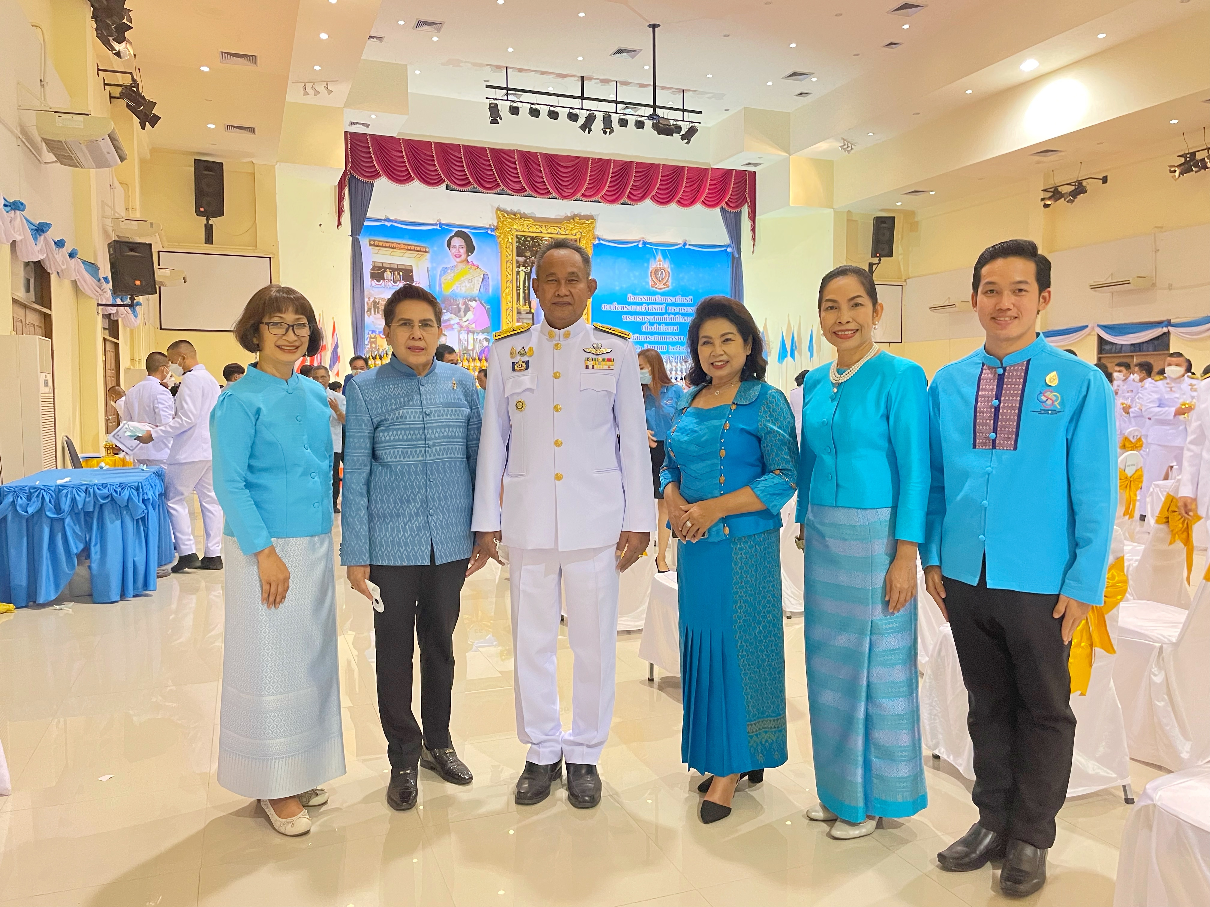 พช.มหาสารคาม ร่วมพิธีถวายเครื่องราชสักการะและวางพานพุ่มและจุดเทียนถวายพระพรชัยมงคล เนื่องในโอกาสมหามงคลเฉลิมพระชนมพรรษา 90 พรรษา 12 สิงหาคม 2565