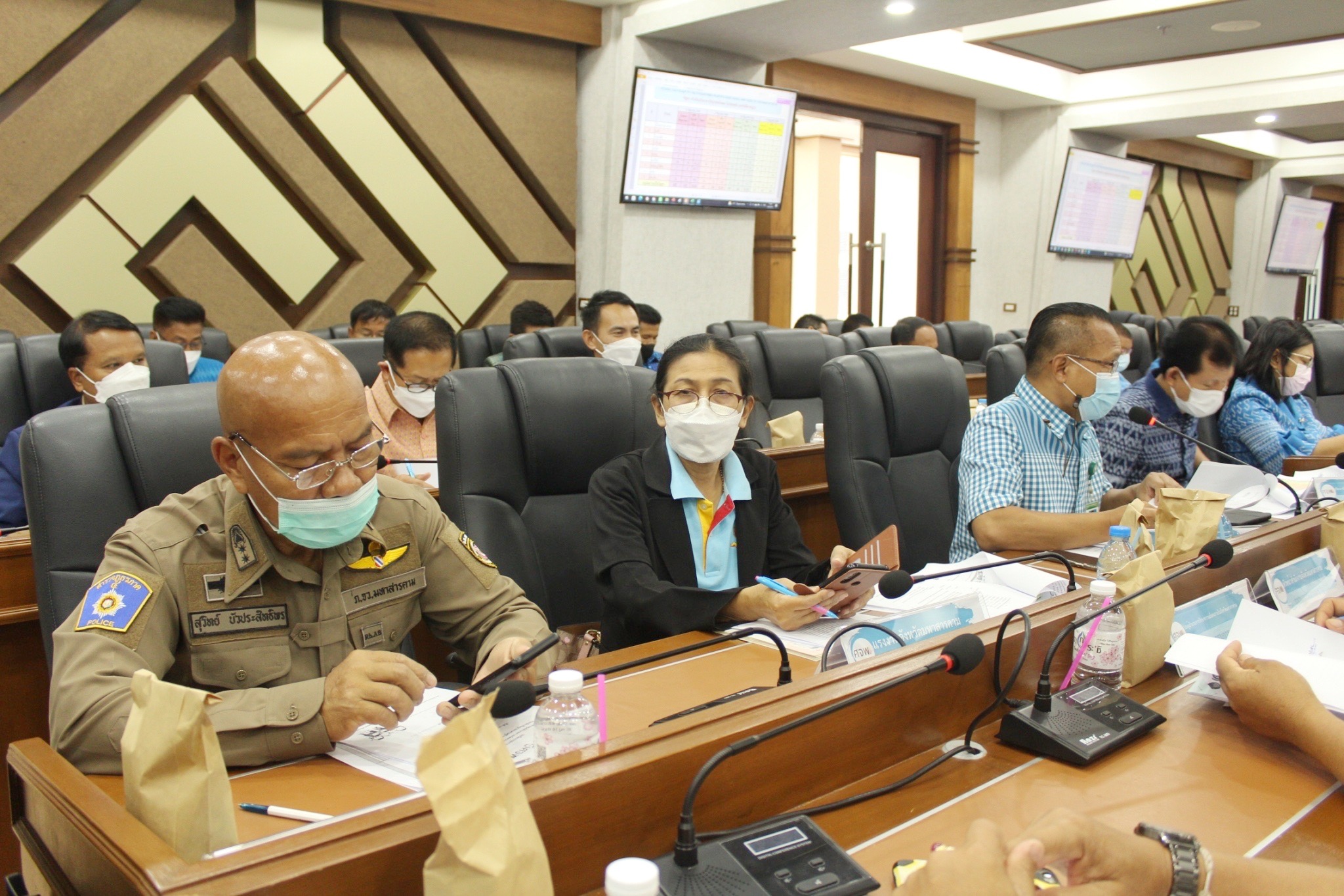 ผู้ว่าราชการจังหวัดมหาสารคาม ประชุมคณะกรรมการบริหารศูนย์อำนวยการขจัดความยากจนและพัฒนาคนทุกช่วงวัยอย่างยั่งยืนตามหลักปรัชญาของเศรษฐกิจพอเพียงจังหวัดมหาสารคาม (คจพ.จ) ครั้งที่ 6/2565