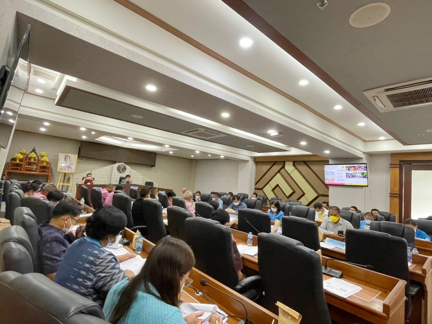 ผู้ว่าราชการจังหวัดมหาสารคาม ประชุมคณะกรรมการบริหารศูนย์อำนวยการขจัดความยากจนและพัฒนาคนทุกช่วงวัยอย่างยั่งยืนตามหลักปรัชญาของเศรษฐกิจพอเพียงจังหวัดมหาสารคาม (คจพ.จ) ครั้งที่ 6/2565