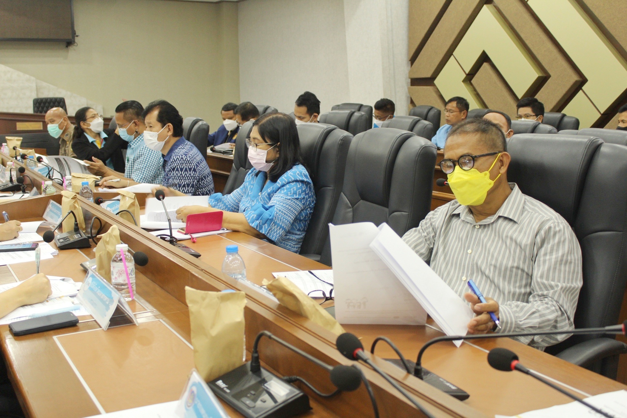 ผู้ว่าราชการจังหวัดมหาสารคาม ประชุมคณะกรรมการบริหารศูนย์อำนวยการขจัดความยากจนและพัฒนาคนทุกช่วงวัยอย่างยั่งยืนตามหลักปรัชญาของเศรษฐกิจพอเพียงจังหวัดมหาสารคาม (คจพ.จ) ครั้งที่ 6/2565