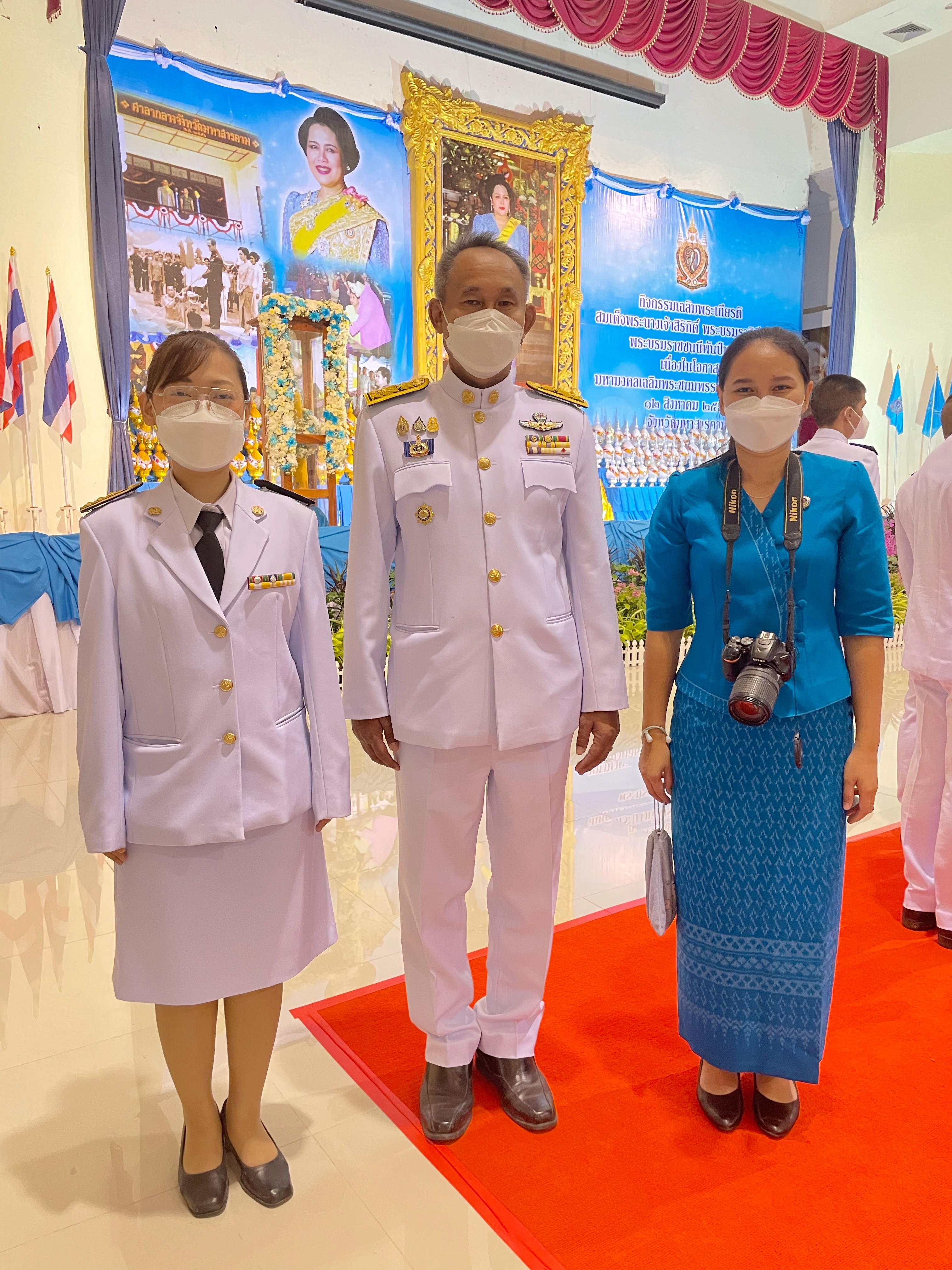 พช.มหาสารคาม ร่วมพิธีถวายเครื่องราชสักการะและวางพานพุ่มและจุดเทียนถวายพระพรชัยมงคล เนื่องในโอกาสมหามงคลเฉลิมพระชนมพรรษา 90 พรรษา 12 สิงหาคม 2565