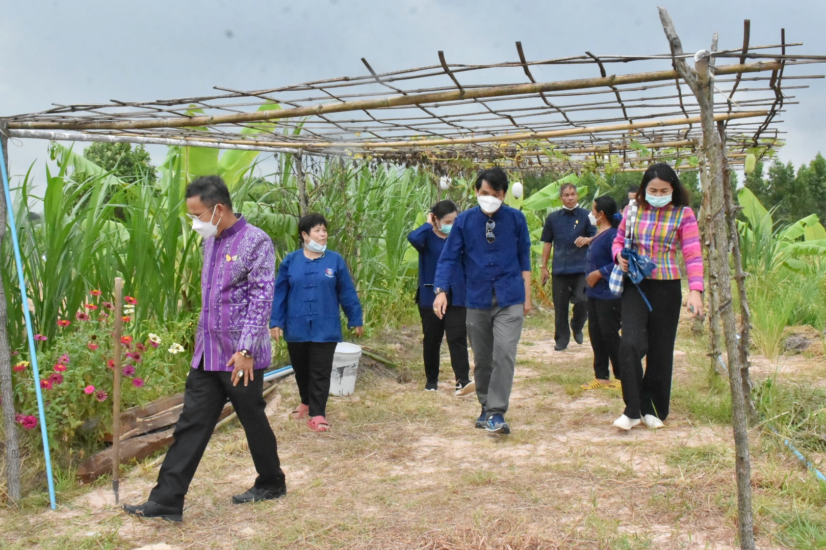 ผู้ตรวจราชการกรมการพัฒนาชุมชน ปลื้ม โคก หนอง นาพช.มหาสารคาม เห็นผล สร้างความมั่นคงทางอาหาร