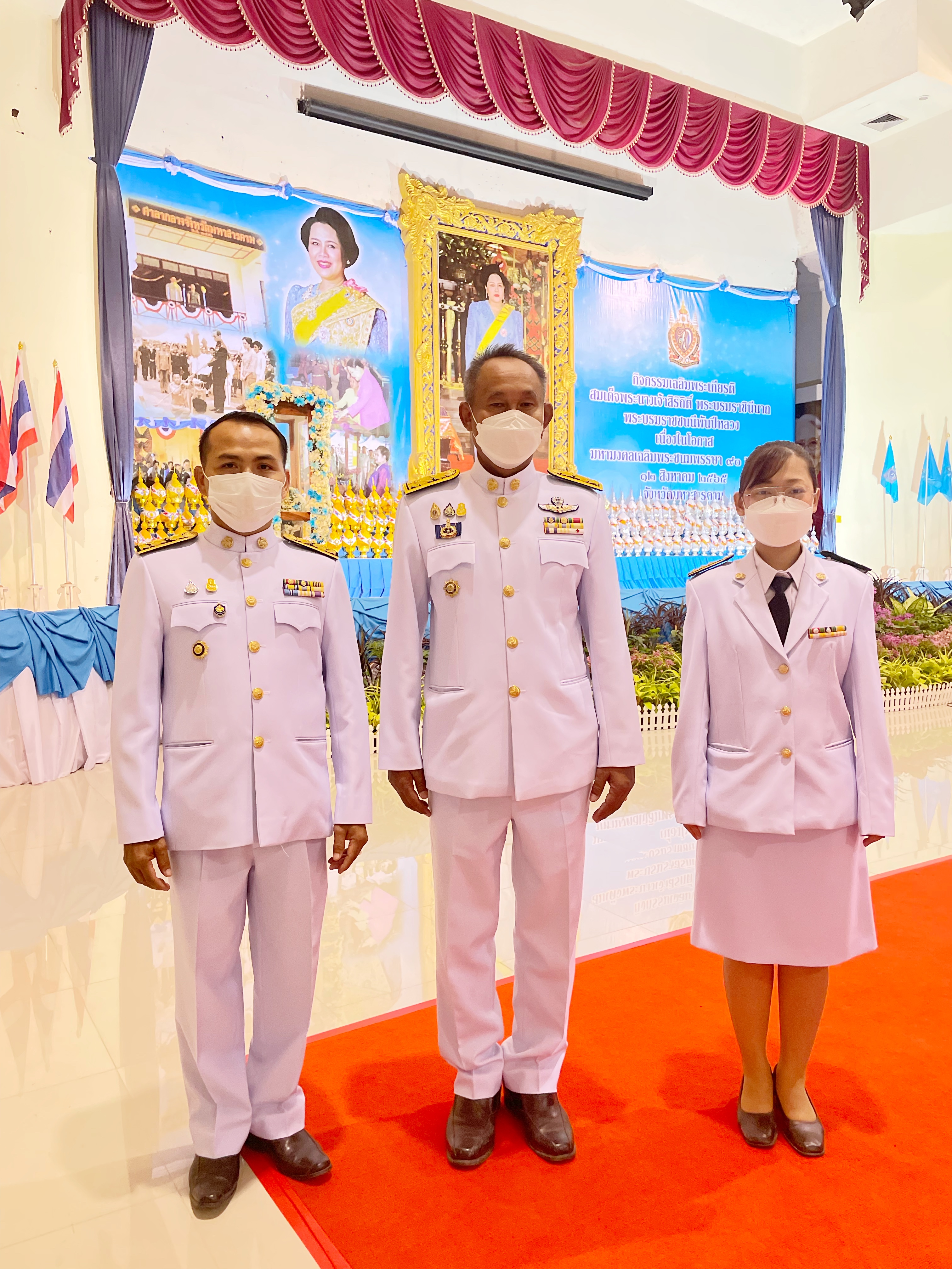 พช.มหาสารคาม ร่วมพิธีถวายเครื่องราชสักการะและวางพานพุ่มและจุดเทียนถวายพระพรชัยมงคล เนื่องในโอกาสมหามงคลเฉลิมพระชนมพรรษา 90 พรรษา 12 สิงหาคม 2565