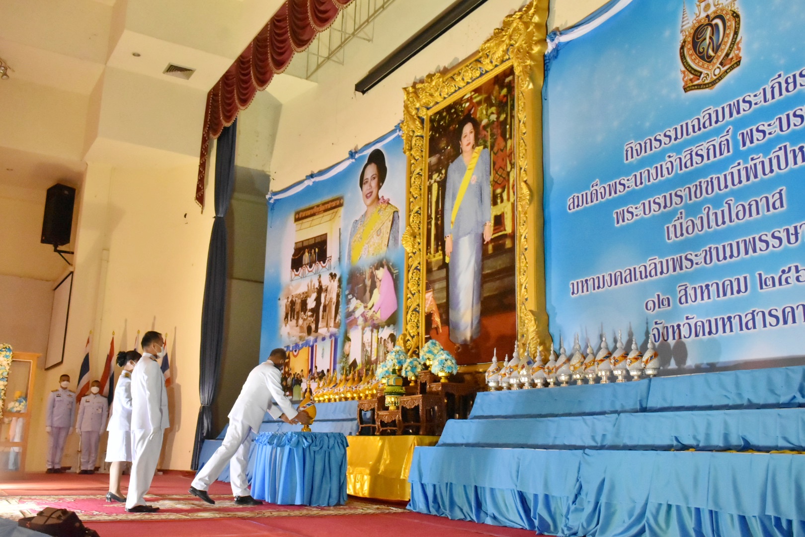 พช.มหาสารคาม ร่วมพิธีถวายเครื่องราชสักการะและวางพานพุ่มและจุดเทียนถวายพระพรชัยมงคล เนื่องในโอกาสมหามงคลเฉลิมพระชนมพรรษา 90 พรรษา 12 สิงหาคม 2565