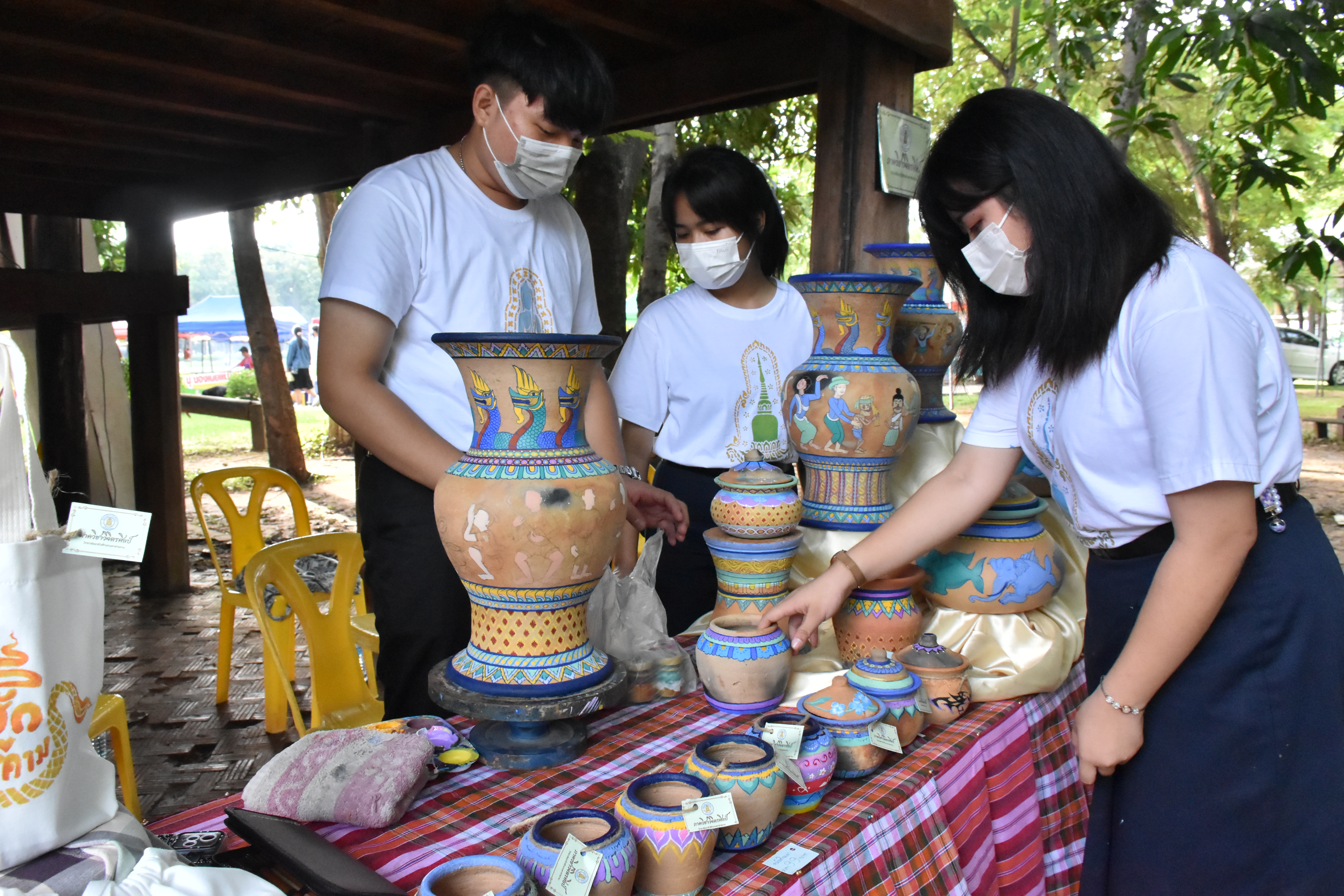 พช.มหาสารคาม ร่วมงานภูษาศิลป์ จากท้องถิ่นสู่สากล “มหาไหมเมืองคาม” พร้อมร่วมพิธีลงนามบันทึกข้อตกลงความร่วมมือ “โครงการยกระดับการย้อมเส้นด้ายจากผงสีธรรมชาติ”