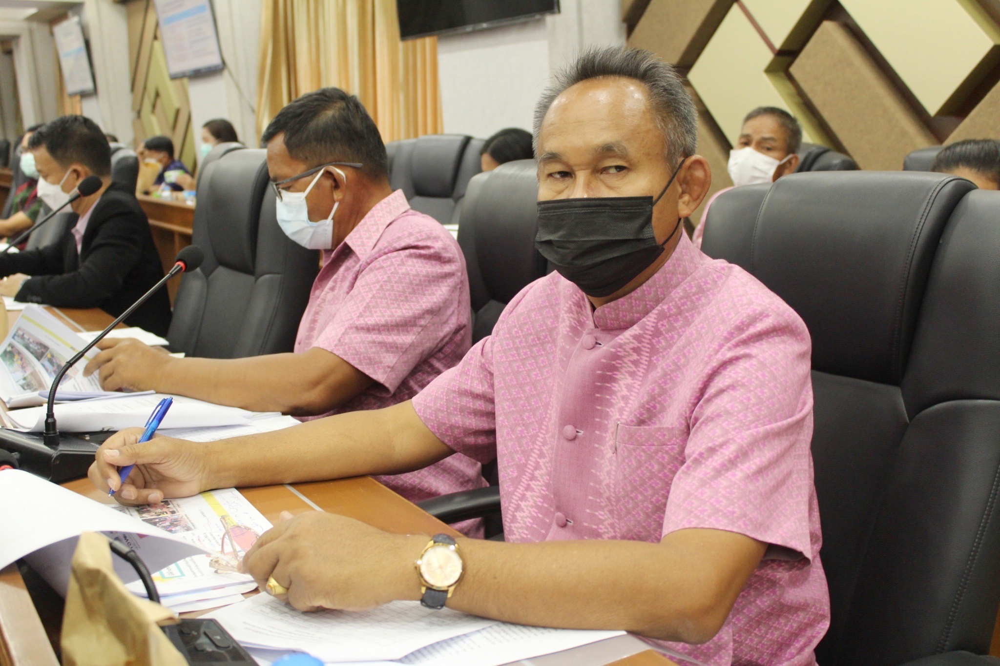ผู้ว่าราชการจังหวัดมหาสารคาม ประชุมคณะกรรมการบริหารศูนย์อำนวยการขจัดความยากจนและพัฒนาคนทุกช่วงวัยอย่างยั่งยืนตามหลักปรัชญาของเศรษฐกิจพอเพียงจังหวัดมหาสารคาม (คจพ.จ) ครั้งที่ 6/2565