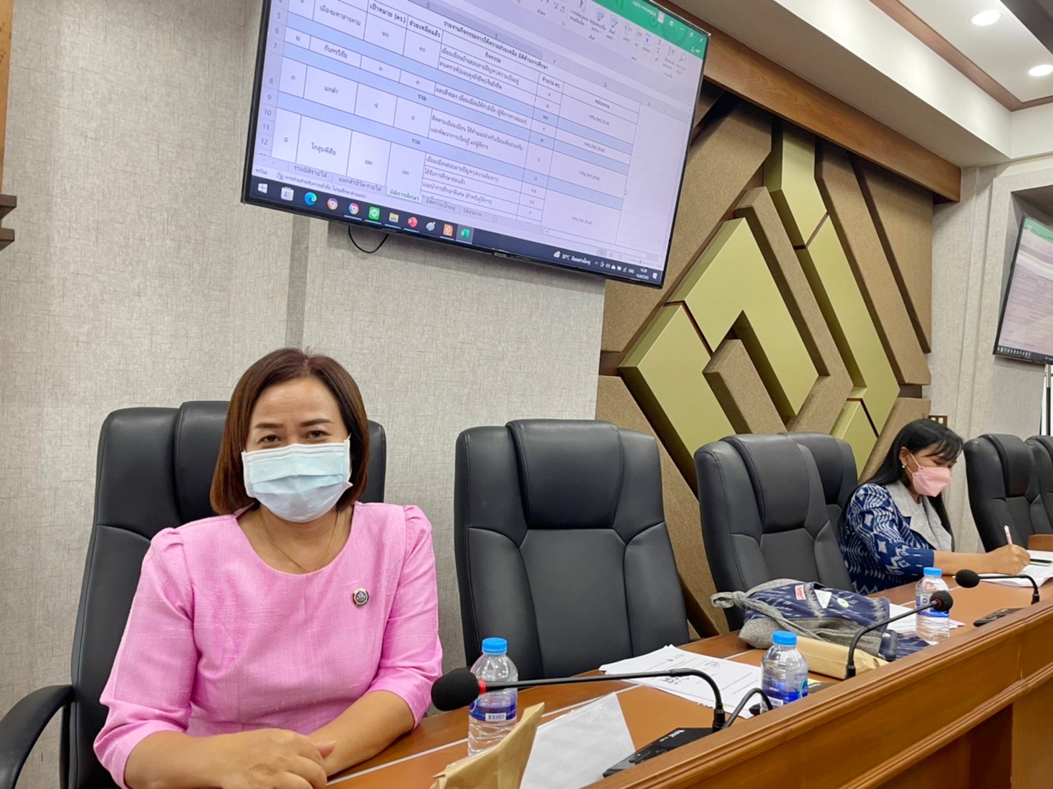 ผู้ว่าราชการจังหวัดมหาสารคาม ประชุมคณะกรรมการบริหารศูนย์อำนวยการขจัดความยากจนและพัฒนาคนทุกช่วงวัยอย่างยั่งยืนตามหลักปรัชญาของเศรษฐกิจพอเพียงจังหวัดมหาสารคาม (คจพ.จ) ครั้งที่ 6/2565