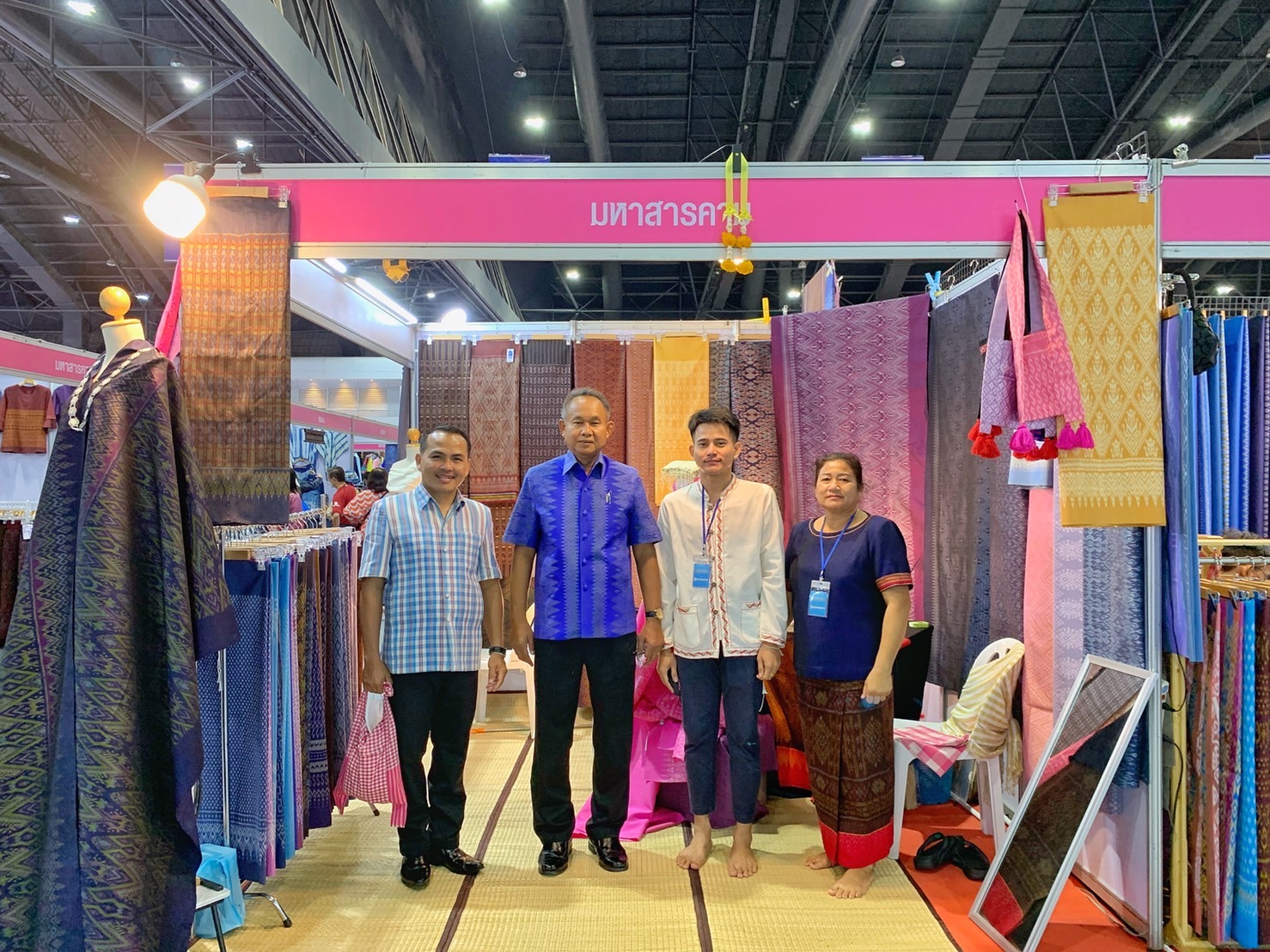 พช. มหาสารคาม ร่วมพิธีรับมอบทุนอุปการะเด็กของกองทุนพัฒนาเด็กชนบท ในพระราชูปถัมภ์สมเด็จพระเทพรัตนราชสุดาฯ สยามบรมราชกุมารี