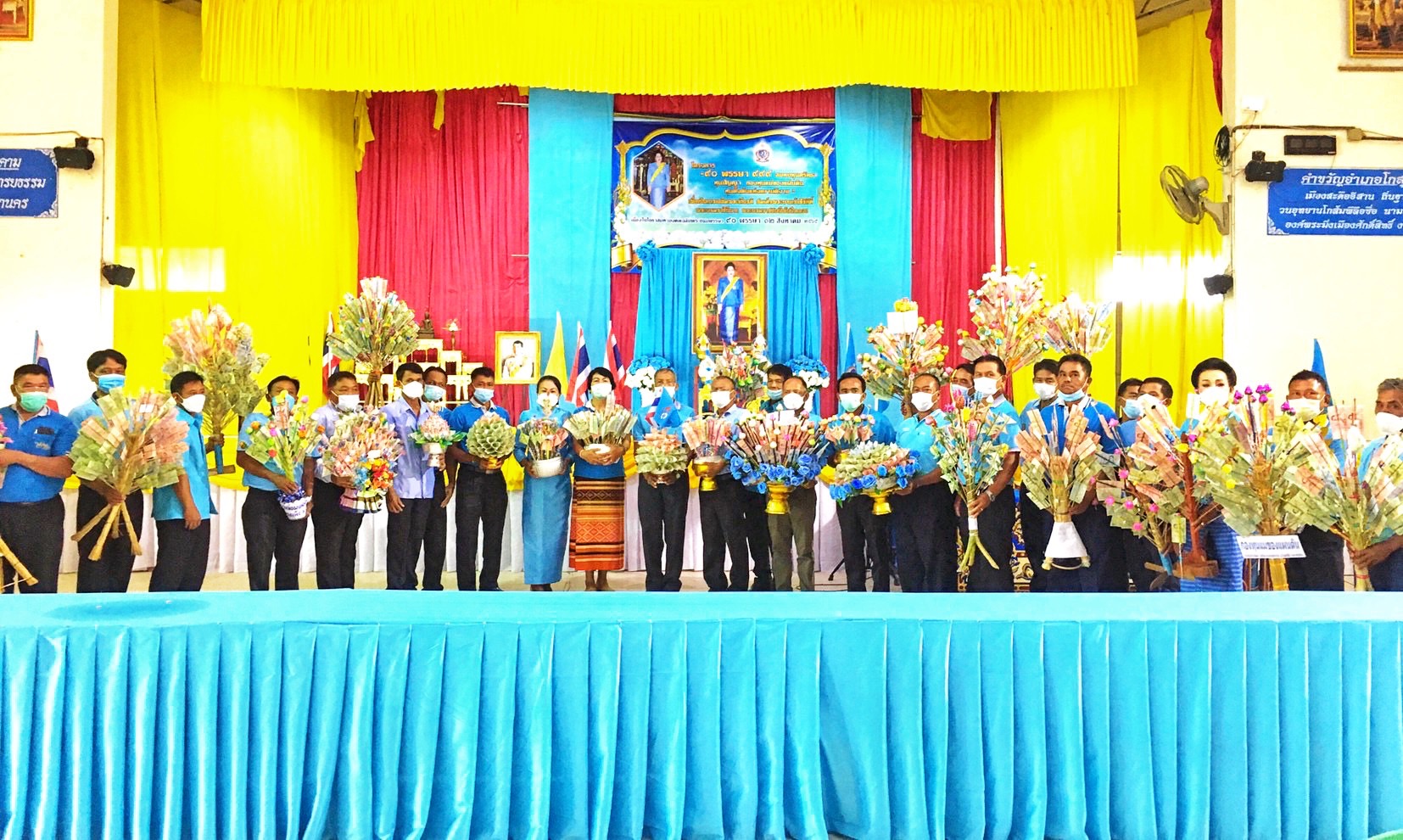 อำเภอโกสุมพิสัย ร่วมกับเครือข่ายกองทุนแม่ของแผ่นดินอำเภอโกสุมพิสัยจัดผ้าป่าสามัคคีตามโครงการ ”๙๐ พรรษา ๙๙๙ สมทบทุนศรัทธา ทุนปัญญา กองทุนแม่ของแผ่นดิน ทุนตั้งต้นแห่งความดีงาม”