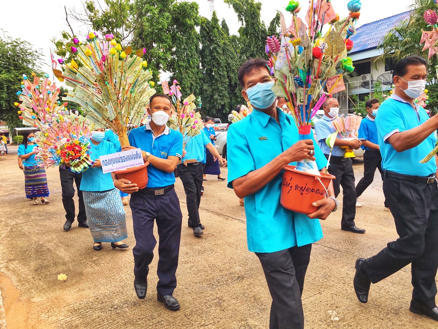 อำเภอโกสุมพิสัย ร่วมกับเครือข่ายกองทุนแม่ของแผ่นดินอำเภอโกสุมพิสัยจัดผ้าป่าสามัคคีตามโครงการ ”๙๐ พรรษา ๙๙๙ สมทบทุนศรัทธา ทุนปัญญา กองทุนแม่ของแผ่นดิน ทุนตั้งต้นแห่งความดีงาม”