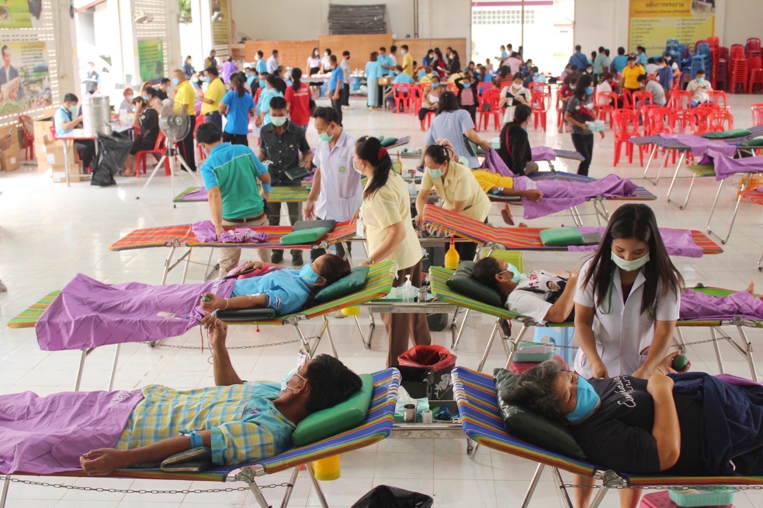 พช.มหาสารคาม ร่วมกับอำเภอเมืองมหาสารคาม สำนักงานเหล่ากาชาดจังหวัดมหาสารคาม จัดโครงการบริจาคโลหิต “90 พรรษา 90 ล้านซีซี ถวายราชสดุดีสมเด็จพระบรมราชชนนีพันปีหลวง”