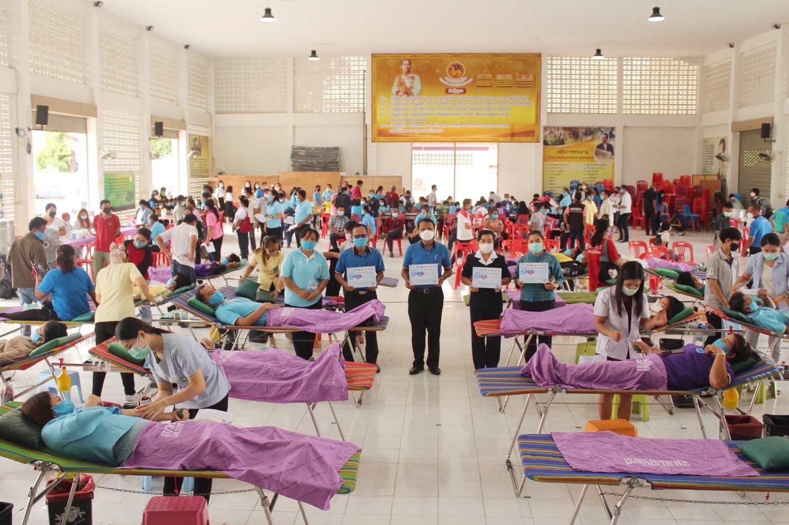 พช.มหาสารคาม ร่วมกับอำเภอเมืองมหาสารคาม สำนักงานเหล่ากาชาดจังหวัดมหาสารคาม จัดโครงการบริจาคโลหิต “90 พรรษา 90 ล้านซีซี ถวายราชสดุดีสมเด็จพระบรมราชชนนีพันปีหลวง”
