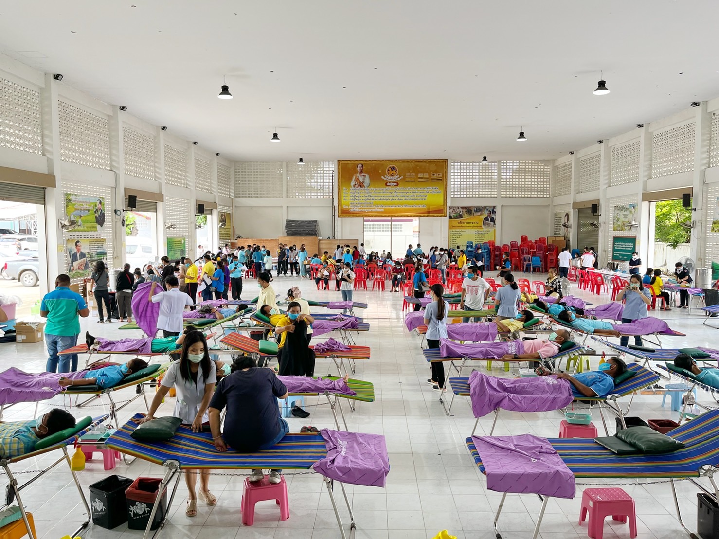 พช.มหาสารคาม ร่วมกับอำเภอเมืองมหาสารคาม สำนักงานเหล่ากาชาดจังหวัดมหาสารคาม จัดโครงการบริจาคโลหิต “90 พรรษา 90 ล้านซีซี ถวายราชสดุดีสมเด็จพระบรมราชชนนีพันปีหลวง”