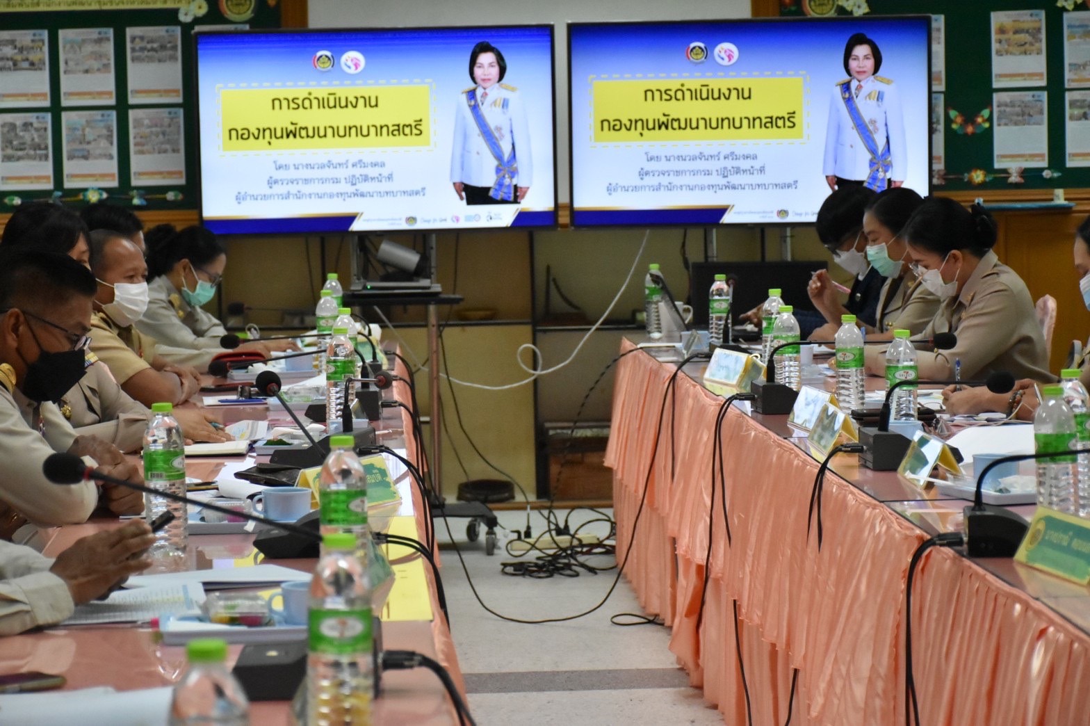 นางนวลจันทร์ ศรีมงคล ผู้ตรวจราชการกรมการพัฒนาชุมชน ปฏิบัติหน้าที่ผู้อำนวยการสำนักงานกองทุนพัฒนาบทบาทสตรี ติดตามสนับสนุนการขับเคลื่อนการดำเนินงานกองทุนพัฒนาบทบาทสตรี จังหวัดมหาสารคาม