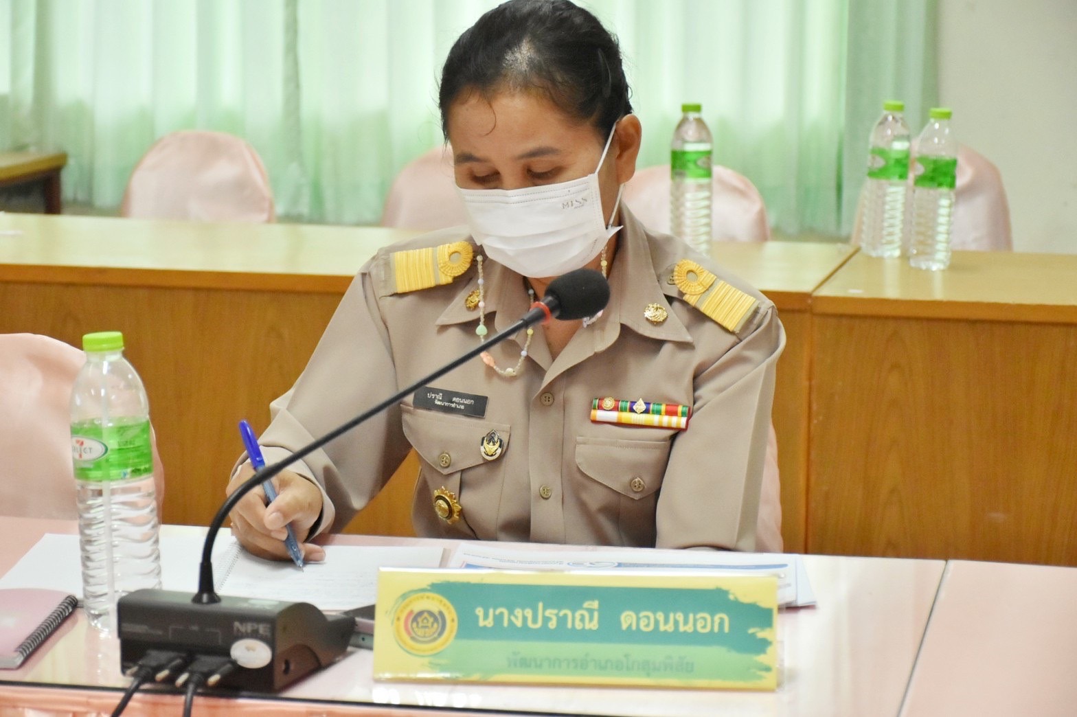 นางนวลจันทร์ ศรีมงคล ผู้ตรวจราชการกรมการพัฒนาชุมชน ปฏิบัติหน้าที่ผู้อำนวยการสำนักงานกองทุนพัฒนาบทบาทสตรี ติดตามสนับสนุนการขับเคลื่อนการดำเนินงานกองทุนพัฒนาบทบาทสตรี จังหวัดมหาสารคาม