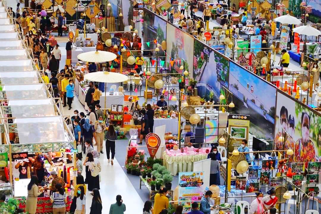 พช. มหาสารคาม ร่วมจัดแสดงและจำหน่ายสินค้าชุมชนท่องเที่ยว ในงาน”โอทอปนวัตวิถี ดีเกินร้อย เที่ยวไทยวิถีใหม่ 100 ชุมชน”