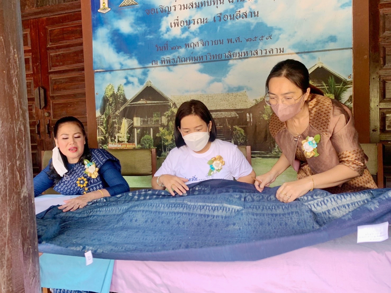 พช.มหาสารคาม ร่วมงานภูษาศิลป์ จากท้องถิ่นสู่สากล “มหาไหมเมืองคาม” พร้อมร่วมพิธีลงนามบันทึกข้อตกลงความร่วมมือ “โครงการยกระดับการย้อมเส้นด้ายจากผงสีธรรมชาติ”