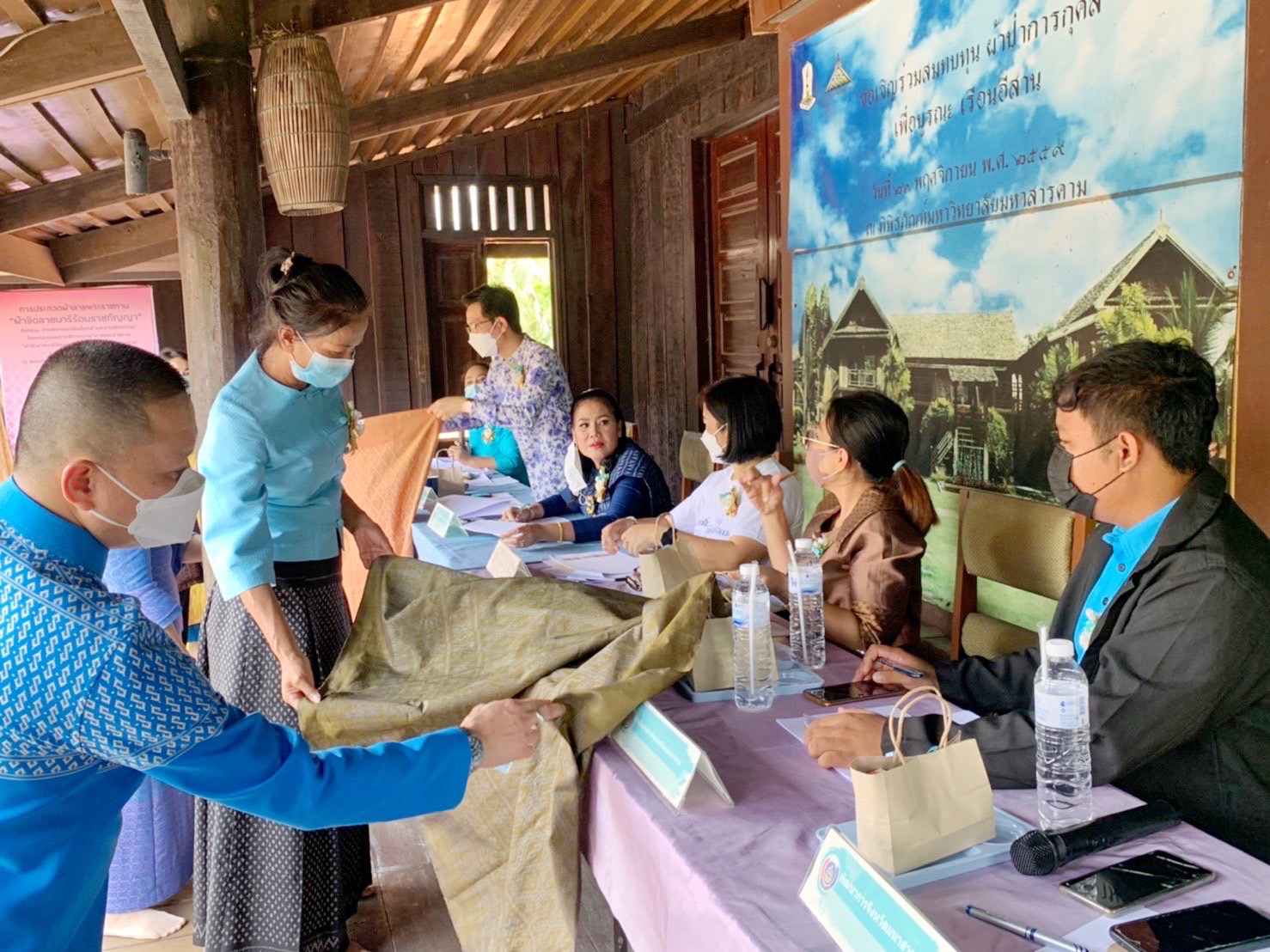 พช.มหาสารคาม ร่วมงานภูษาศิลป์ จากท้องถิ่นสู่สากล “มหาไหมเมืองคาม” พร้อมร่วมพิธีลงนามบันทึกข้อตกลงความร่วมมือ “โครงการยกระดับการย้อมเส้นด้ายจากผงสีธรรมชาติ”