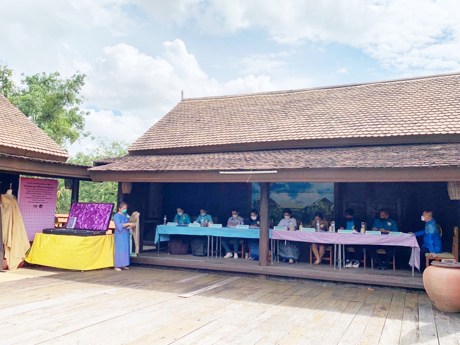 พช.มหาสารคาม ร่วมงานภูษาศิลป์ จากท้องถิ่นสู่สากล “มหาไหมเมืองคาม” พร้อมร่วมพิธีลงนามบันทึกข้อตกลงความร่วมมือ “โครงการยกระดับการย้อมเส้นด้ายจากผงสีธรรมชาติ”