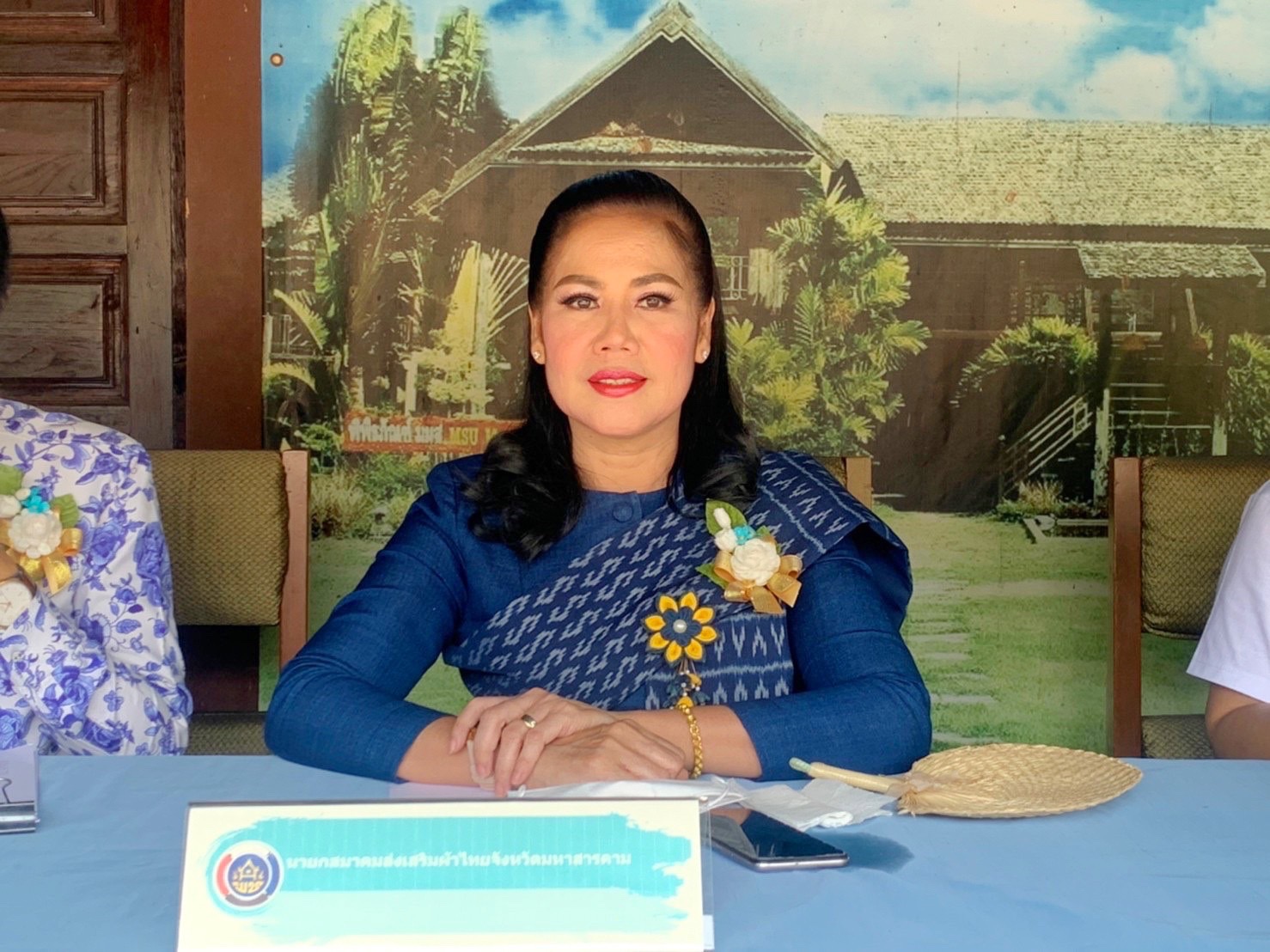 พช.มหาสารคาม ร่วมงานภูษาศิลป์ จากท้องถิ่นสู่สากล “มหาไหมเมืองคาม” พร้อมร่วมพิธีลงนามบันทึกข้อตกลงความร่วมมือ “โครงการยกระดับการย้อมเส้นด้ายจากผงสีธรรมชาติ”