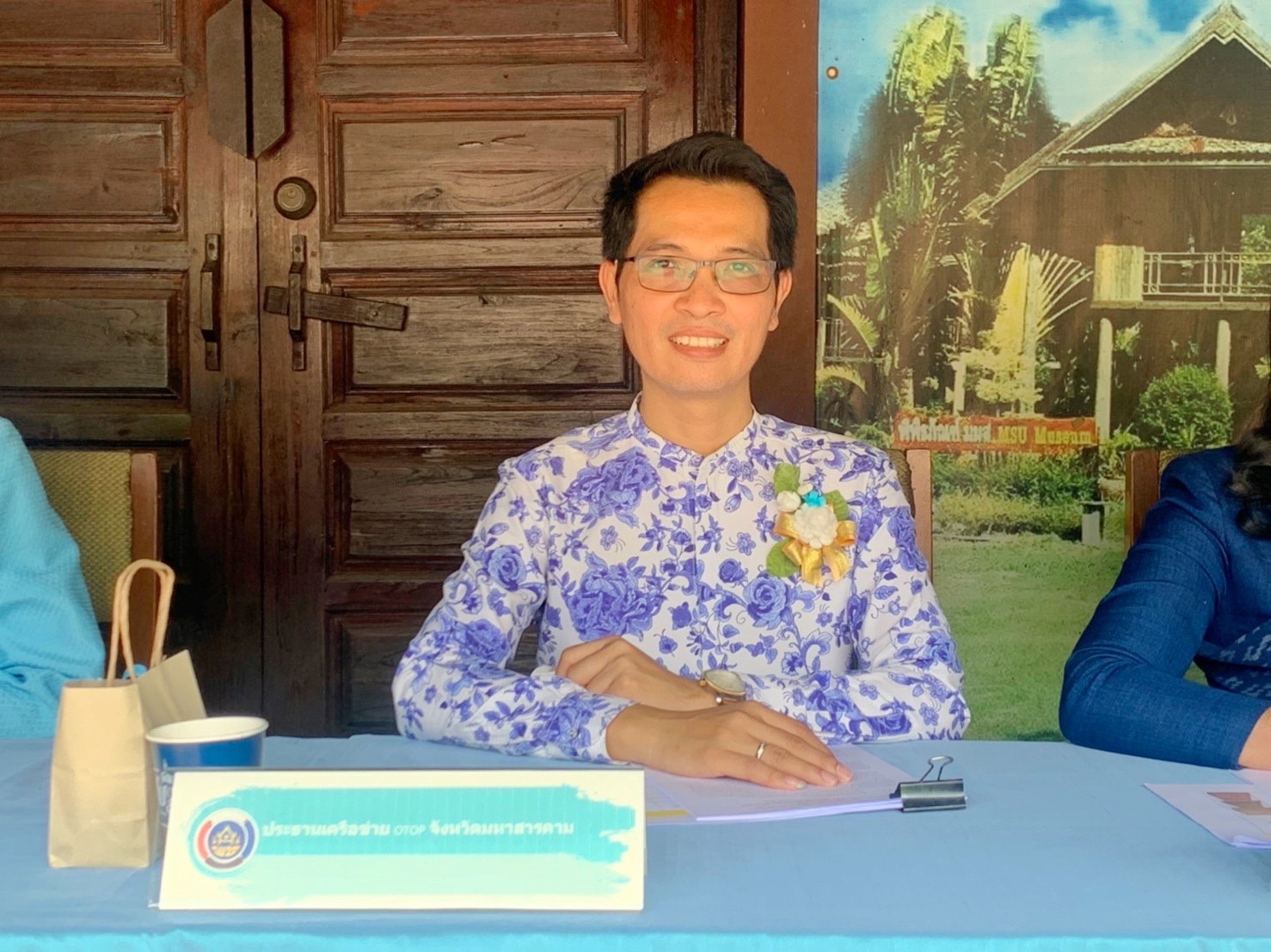 พช.มหาสารคาม ร่วมงานภูษาศิลป์ จากท้องถิ่นสู่สากล “มหาไหมเมืองคาม” พร้อมร่วมพิธีลงนามบันทึกข้อตกลงความร่วมมือ “โครงการยกระดับการย้อมเส้นด้ายจากผงสีธรรมชาติ”