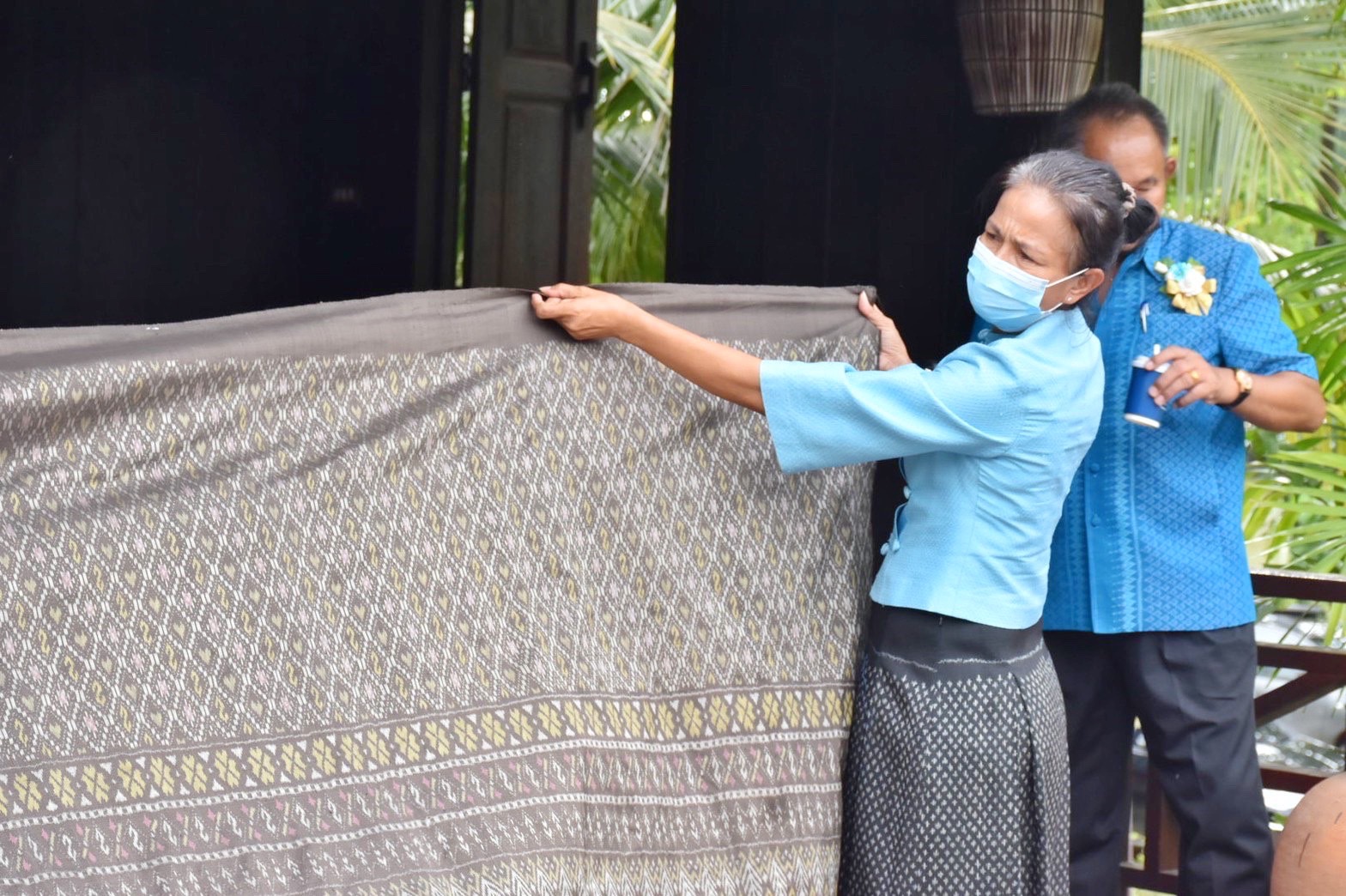พช.มหาสารคาม ร่วมงานภูษาศิลป์ จากท้องถิ่นสู่สากล “มหาไหมเมืองคาม” พร้อมร่วมพิธีลงนามบันทึกข้อตกลงความร่วมมือ “โครงการยกระดับการย้อมเส้นด้ายจากผงสีธรรมชาติ”