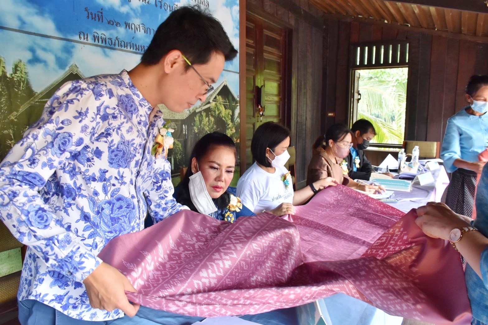 พช.มหาสารคาม ร่วมงานภูษาศิลป์ จากท้องถิ่นสู่สากล “มหาไหมเมืองคาม” พร้อมร่วมพิธีลงนามบันทึกข้อตกลงความร่วมมือ “โครงการยกระดับการย้อมเส้นด้ายจากผงสีธรรมชาติ”