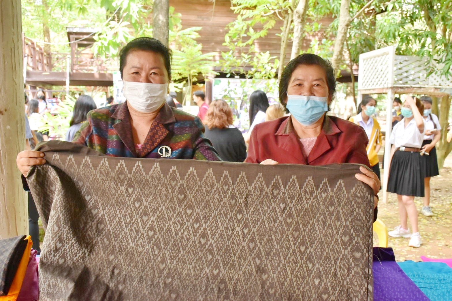 พช.มหาสารคาม ร่วมงานภูษาศิลป์ จากท้องถิ่นสู่สากล “มหาไหมเมืองคาม” พร้อมร่วมพิธีลงนามบันทึกข้อตกลงความร่วมมือ “โครงการยกระดับการย้อมเส้นด้ายจากผงสีธรรมชาติ”