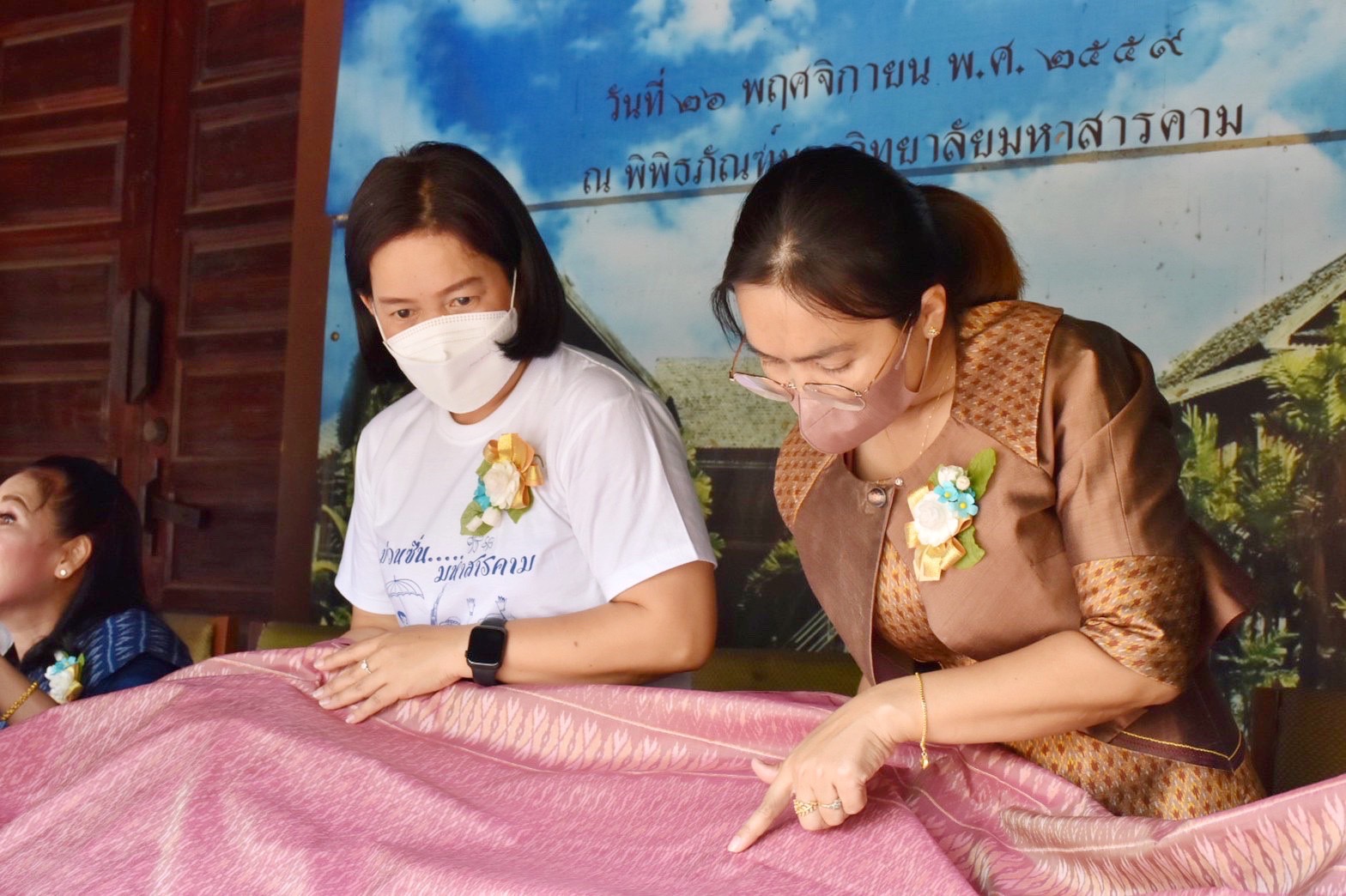 พช.มหาสารคาม ร่วมงานภูษาศิลป์ จากท้องถิ่นสู่สากล “มหาไหมเมืองคาม” พร้อมร่วมพิธีลงนามบันทึกข้อตกลงความร่วมมือ “โครงการยกระดับการย้อมเส้นด้ายจากผงสีธรรมชาติ”