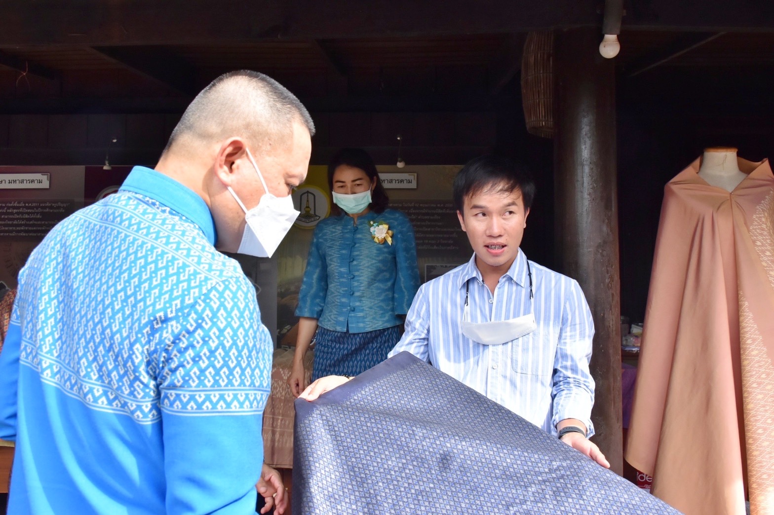 พช.มหาสารคาม ร่วมงานภูษาศิลป์ จากท้องถิ่นสู่สากล “มหาไหมเมืองคาม” พร้อมร่วมพิธีลงนามบันทึกข้อตกลงความร่วมมือ “โครงการยกระดับการย้อมเส้นด้ายจากผงสีธรรมชาติ”