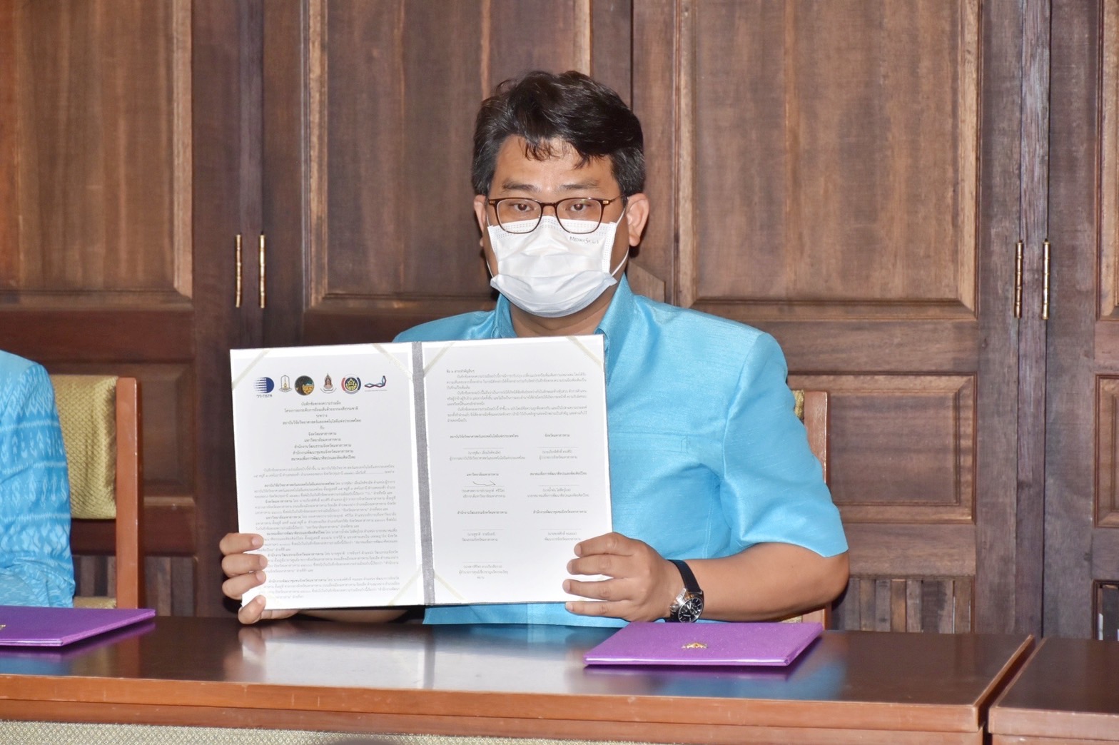 พช.มหาสารคาม ร่วมงานภูษาศิลป์ จากท้องถิ่นสู่สากล “มหาไหมเมืองคาม” พร้อมร่วมพิธีลงนามบันทึกข้อตกลงความร่วมมือ “โครงการยกระดับการย้อมเส้นด้ายจากผงสีธรรมชาติ”