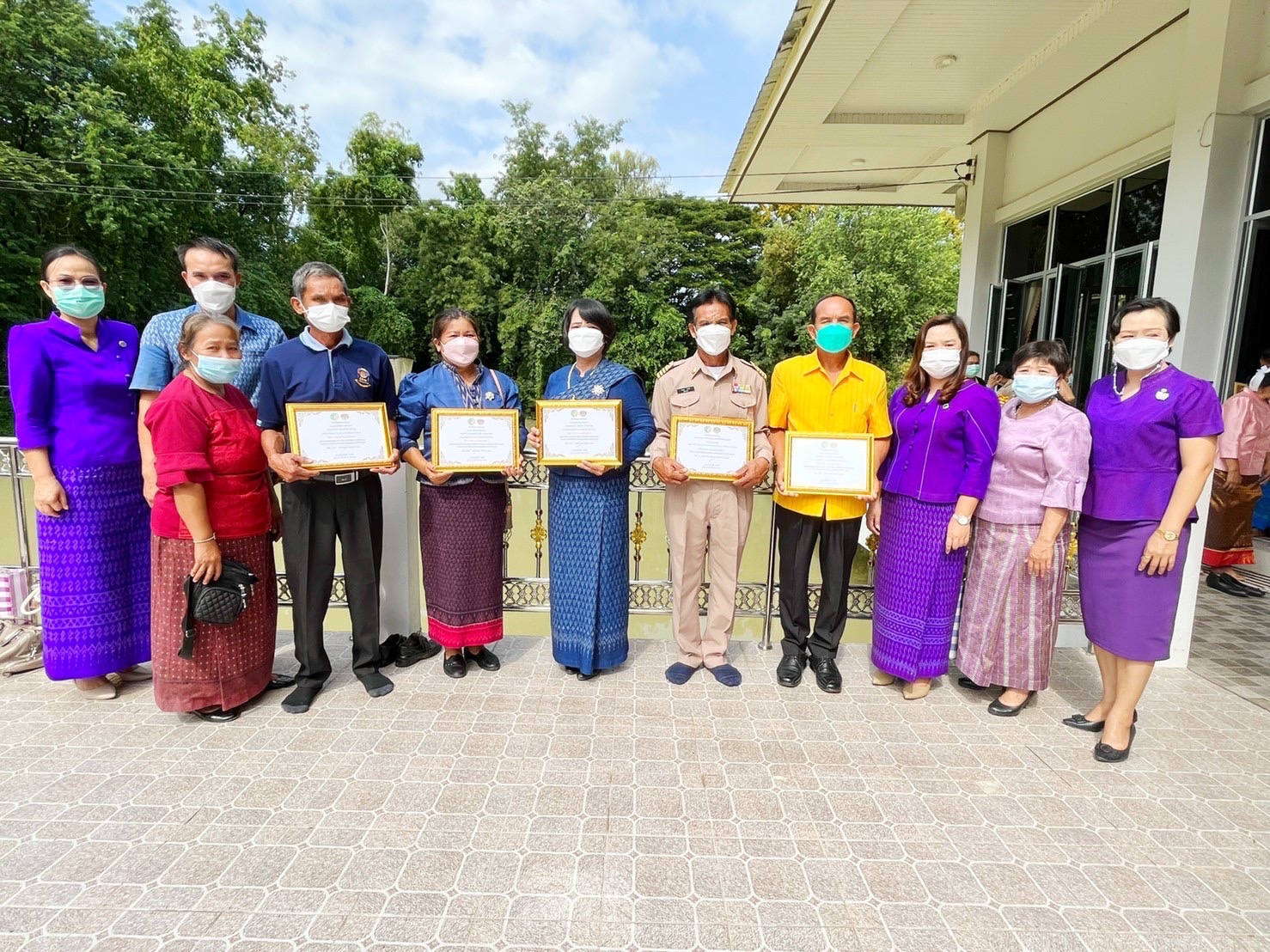 จังหวัดมหาสารคาม เชิดชูเกียรติผู้นำ กลุ่ม องค์กร จากกิจกรรมพัฒนาชุมชนดีเด่นระดับจังหวัด ประจำปี 2565 และการประกวดหมู่บ้านมั่นคงปลอดภัย ร่วมใจปลูกผัก ประจำปี 2565 จังหวัดมหาสารคาม