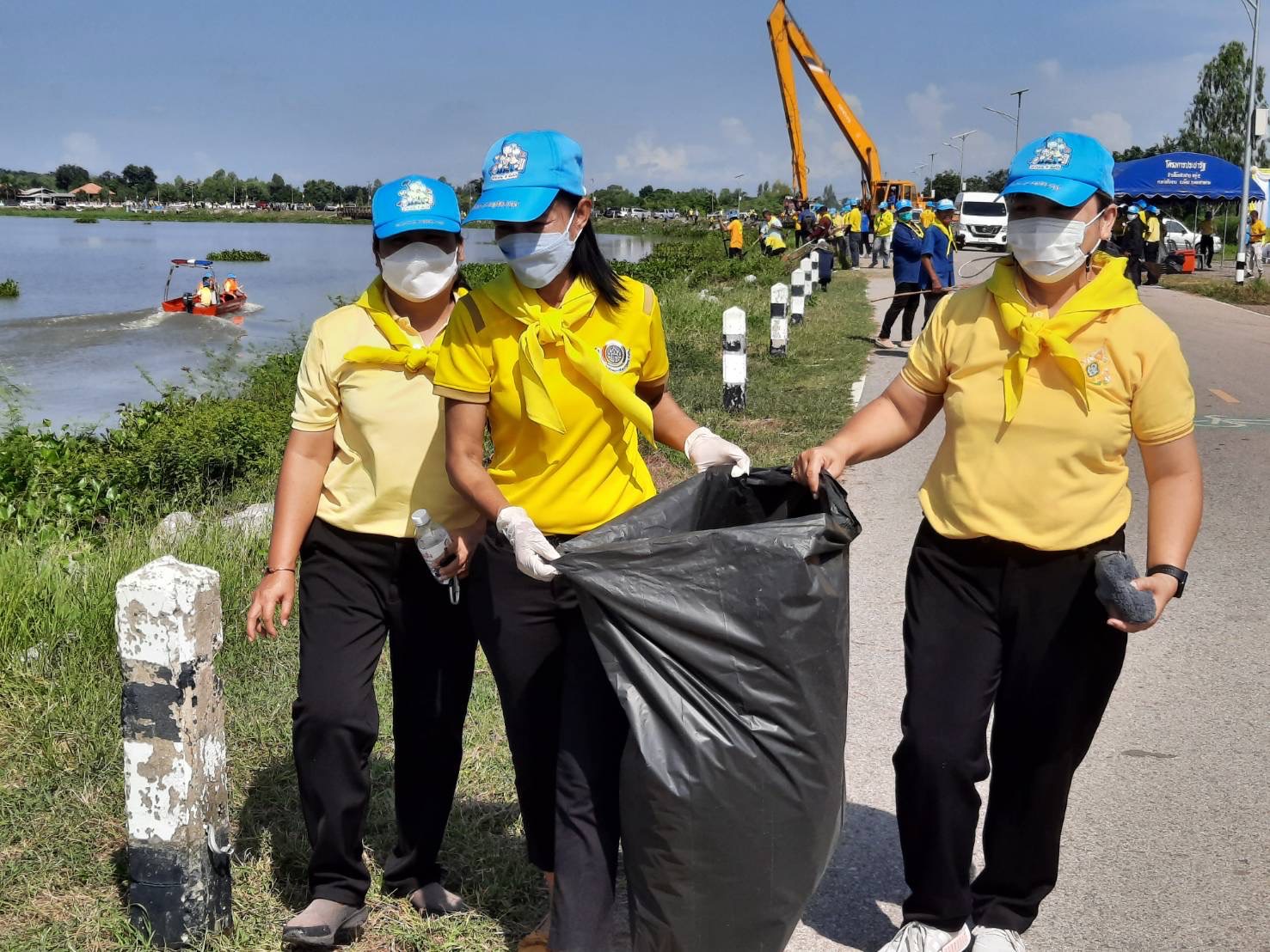 พช.มหาสารคาม พร้อมใจร่วมกิจกรรมจิตอาสา “เราทำความดีเพื่อ ชาติ ศาสน์ กษัตริย์” กำจัดวัชพืชและทำความสะอาดสันฝายแก่งเลิงจาน อำเภอเมืองมหาสารคาม