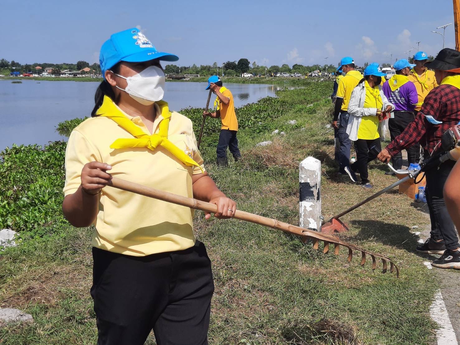 พช.มหาสารคาม พร้อมใจร่วมกิจกรรมจิตอาสา “เราทำความดีเพื่อ ชาติ ศาสน์ กษัตริย์” กำจัดวัชพืชและทำความสะอาดสันฝายแก่งเลิงจาน อำเภอเมืองมหาสารคาม