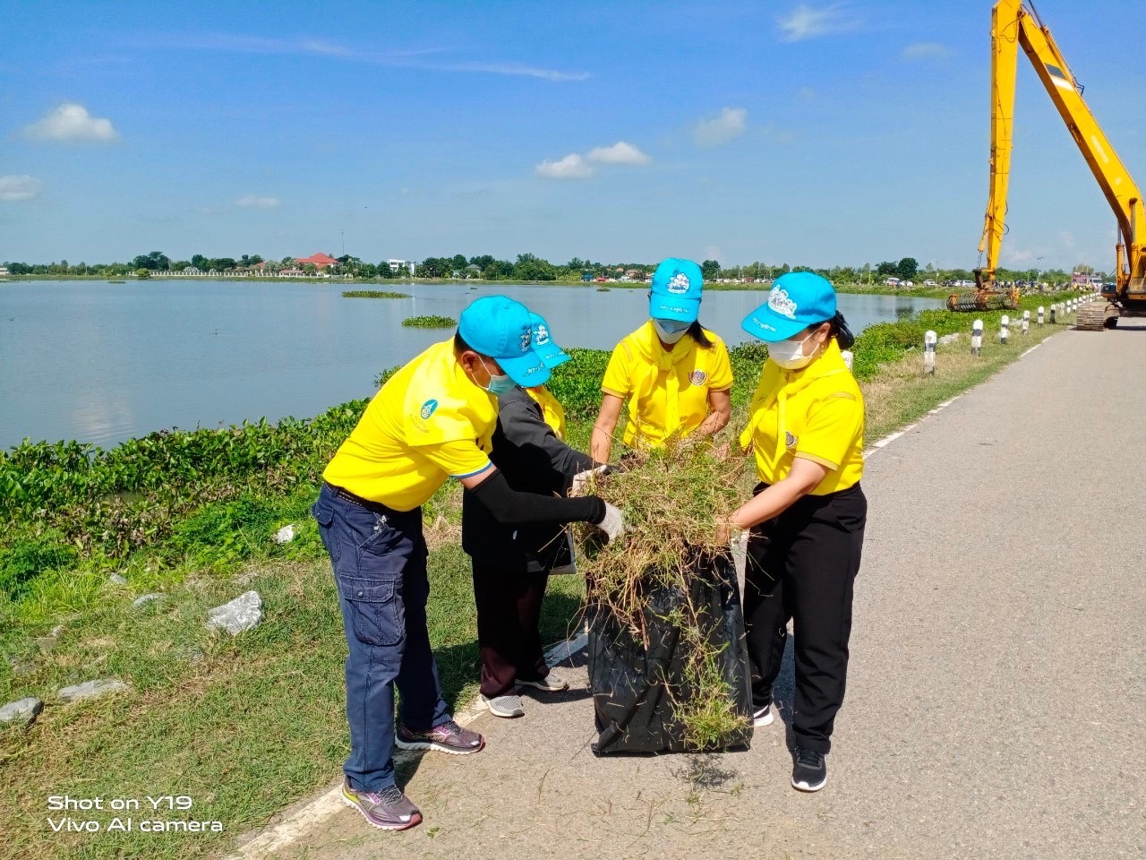 พช.มหาสารคาม พร้อมใจร่วมกิจกรรมจิตอาสา “เราทำความดีเพื่อ ชาติ ศาสน์ กษัตริย์” กำจัดวัชพืชและทำความสะอาดสันฝายแก่งเลิงจาน อำเภอเมืองมหาสารคาม