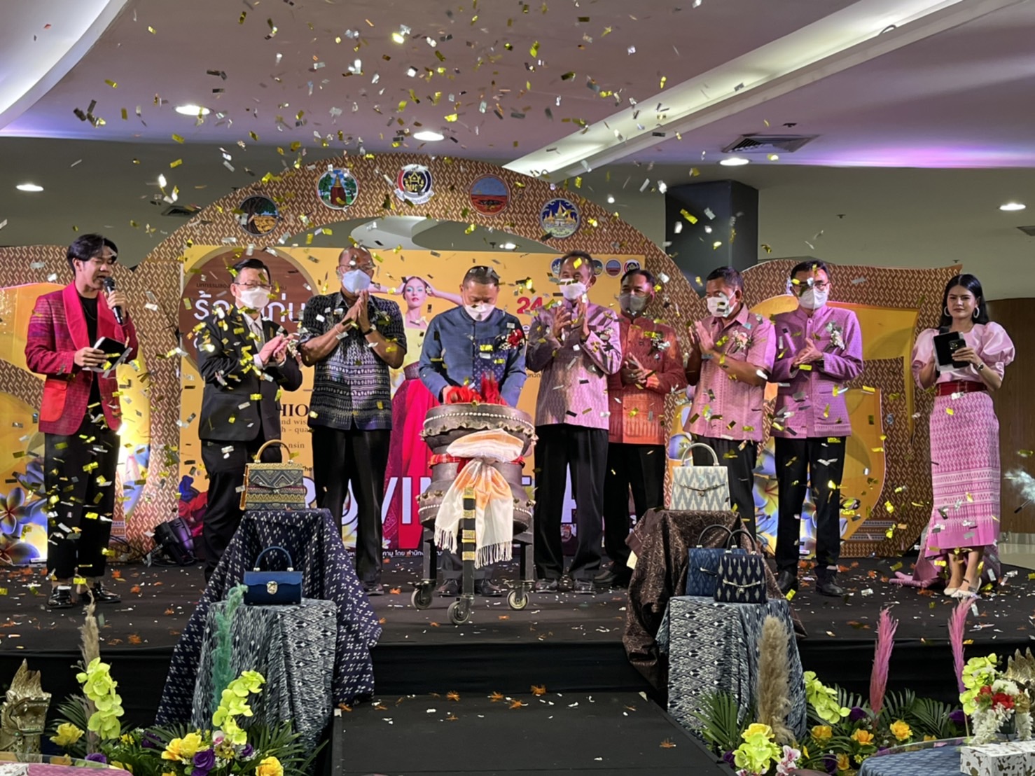 จังหวัดมหาสารคาม ลั่นกลอง!! เปิดงาน “มหกรรมของดีผลิตภัณฑ์ชุมชน ร้อยแก่นสารสินธุ์” นำทัพสินค้าโอทอปบุกห้างดัง อยุธยา