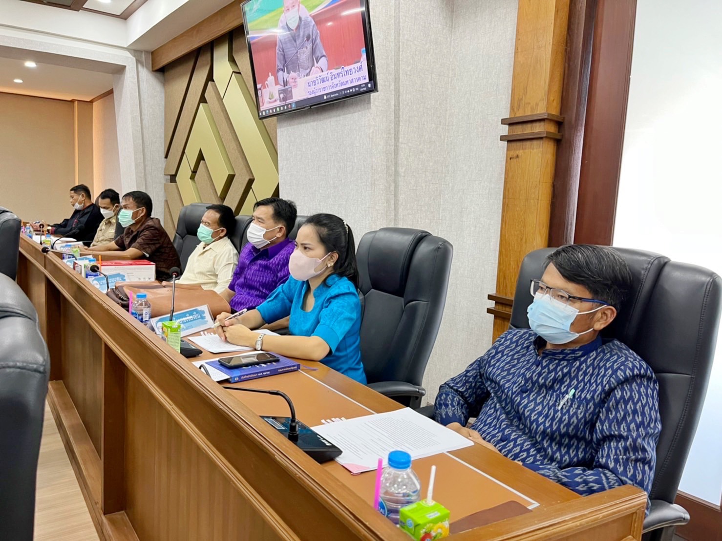 ผู้ว่าราชการจังหวัดมหาสารคาม ประชุมคณะกรรมการบริหารศูนย์อำนวยการขจัดความยากจนและพัฒนาคนทุกช่วงวัยอย่างยั่งยืนตามหลักปรัชญาของเศรษฐกิจพอเพียงจังหวัดมหาสารคาม (คจพ.จ) ครั้งที่ 7/2565