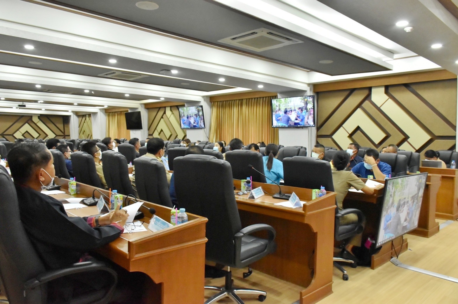 ผู้ว่าราชการจังหวัดมหาสารคาม ประชุมคณะกรรมการบริหารศูนย์อำนวยการขจัดความยากจนและพัฒนาคนทุกช่วงวัยอย่างยั่งยืนตามหลักปรัชญาของเศรษฐกิจพอเพียงจังหวัดมหาสารคาม (คจพ.จ) ครั้งที่ 7/2565