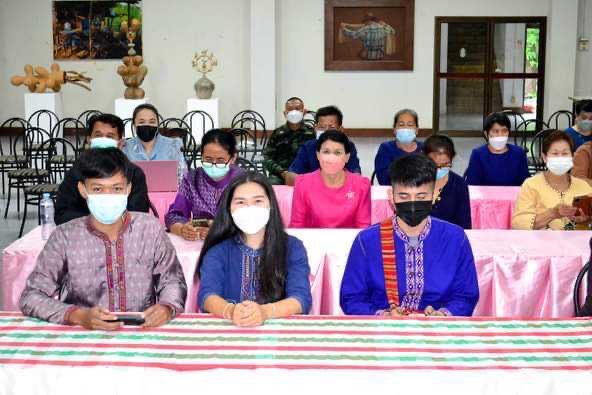 จังหวัดมหาสารคามประชุมเชิงปฏิบัติการ ยกระดับการย้อมเส้นด้ายจากผงสีธรรมชาติ ภายใต้โครงการถ่ายทอดความรู้เพื่อเพิ่มศักยภาพผลิตภัณฑ์จากผ้า กลุ่มทอผ้าในจังหวัดมหาสารคาม