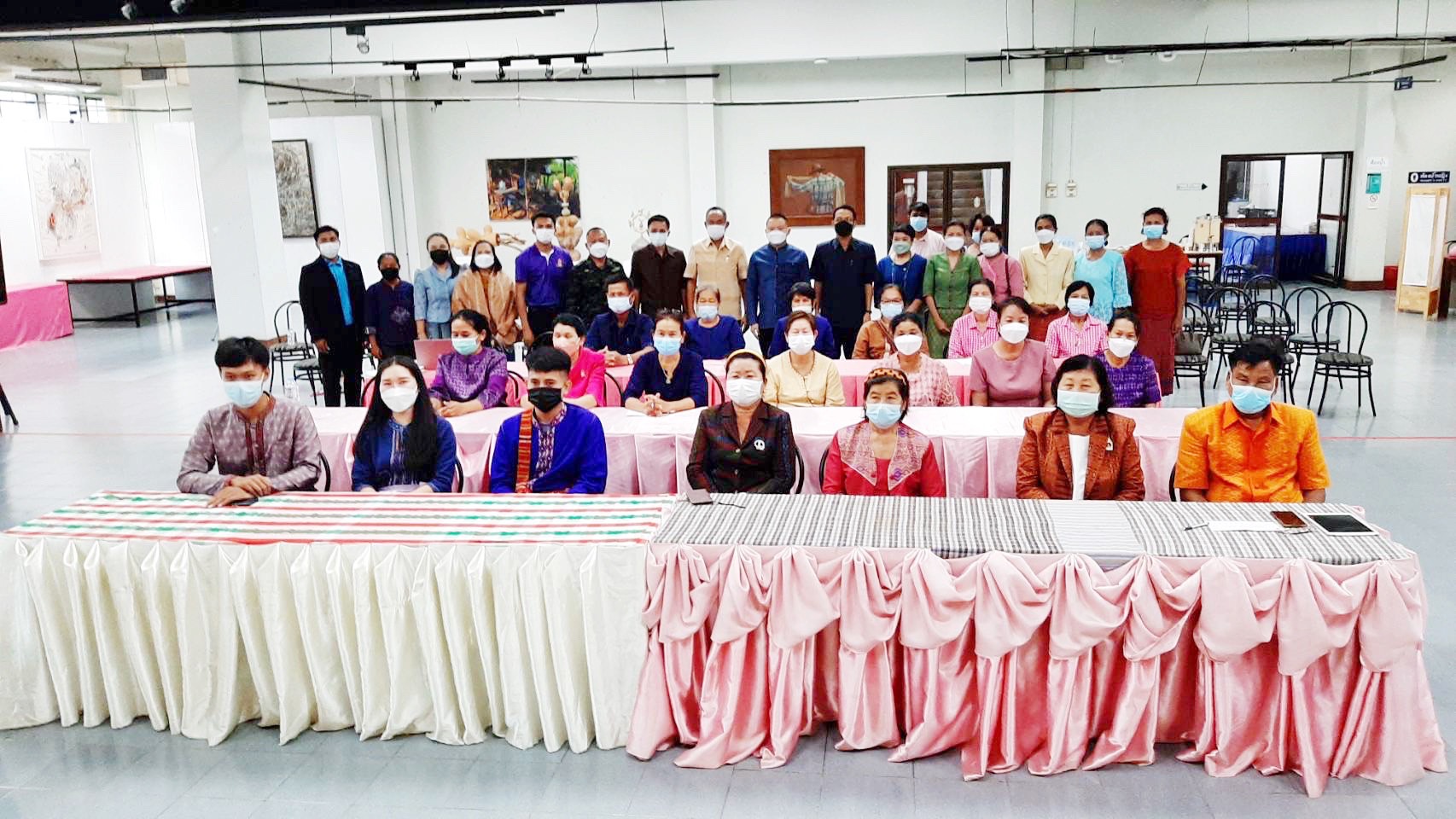 จังหวัดมหาสารคามประชุมเชิงปฏิบัติการ ยกระดับการย้อมเส้นด้ายจากผงสีธรรมชาติ ภายใต้โครงการถ่ายทอดความรู้เพื่อเพิ่มศักยภาพผลิตภัณฑ์จากผ้า กลุ่มทอผ้าในจังหวัดมหาสารคาม