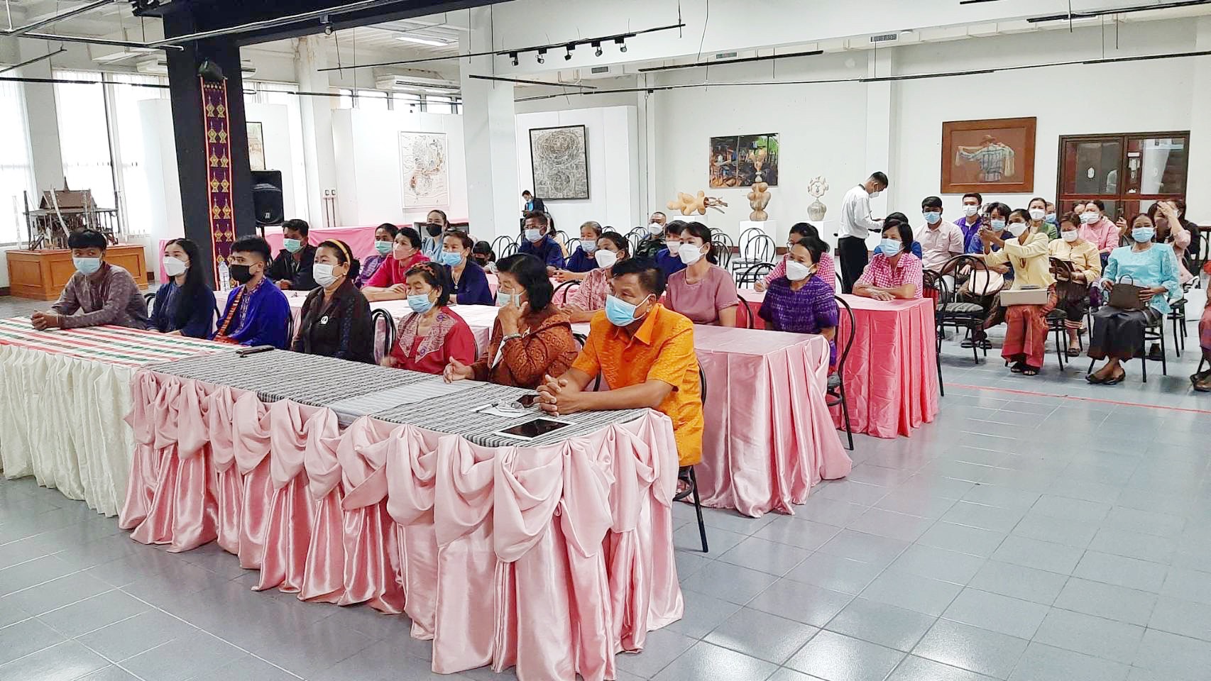 จังหวัดมหาสารคามประชุมเชิงปฏิบัติการ ยกระดับการย้อมเส้นด้ายจากผงสีธรรมชาติ ภายใต้โครงการถ่ายทอดความรู้เพื่อเพิ่มศักยภาพผลิตภัณฑ์จากผ้า กลุ่มทอผ้าในจังหวัดมหาสารคาม