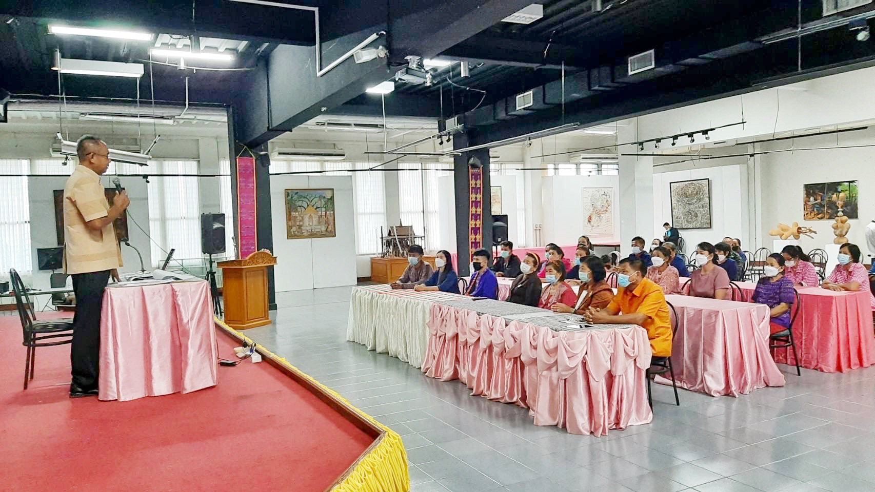 จังหวัดมหาสารคามประชุมเชิงปฏิบัติการ ยกระดับการย้อมเส้นด้ายจากผงสีธรรมชาติ ภายใต้โครงการถ่ายทอดความรู้เพื่อเพิ่มศักยภาพผลิตภัณฑ์จากผ้า กลุ่มทอผ้าในจังหวัดมหาสารคาม