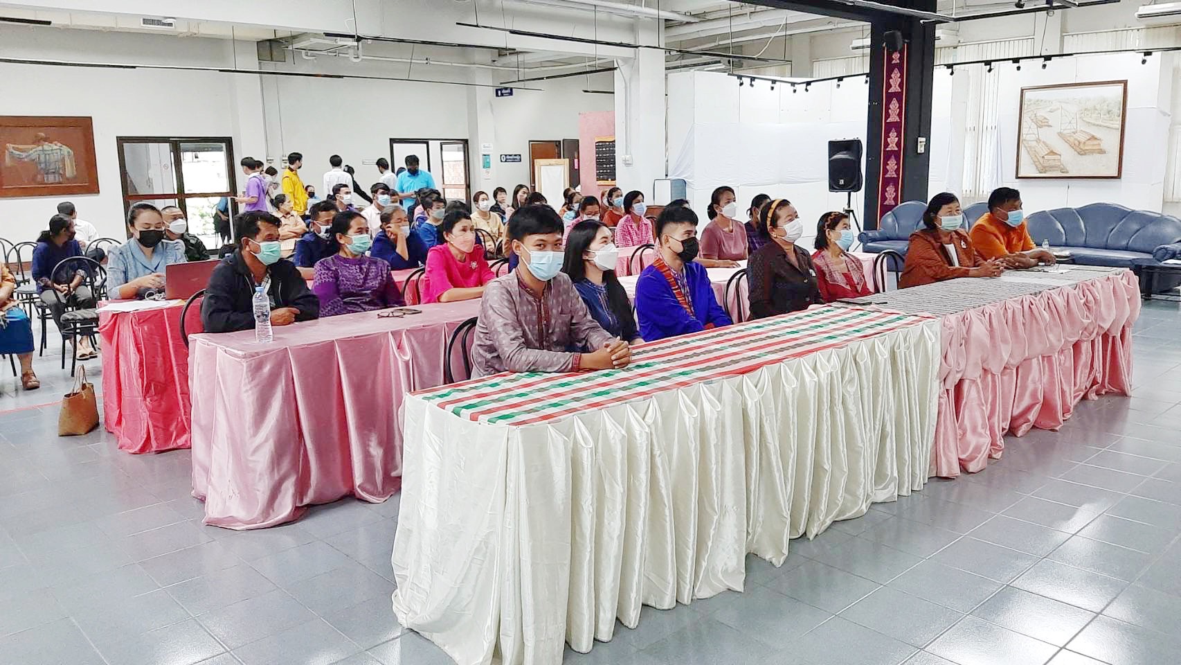 จังหวัดมหาสารคามประชุมเชิงปฏิบัติการ ยกระดับการย้อมเส้นด้ายจากผงสีธรรมชาติ ภายใต้โครงการถ่ายทอดความรู้เพื่อเพิ่มศักยภาพผลิตภัณฑ์จากผ้า กลุ่มทอผ้าในจังหวัดมหาสารคาม