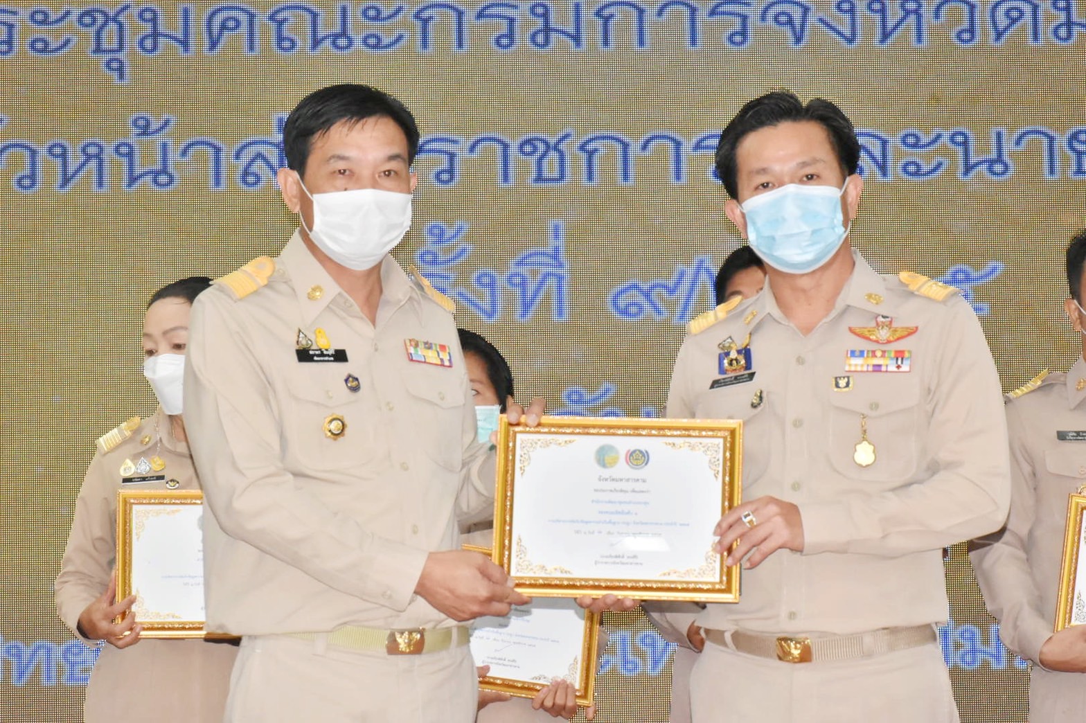 จังหวัดมหาสารคาม มอบใบประกาศเกียรติคุณแก่เจ้าหน้าที่ กลุ่ม องค์กร ชุมชน ที่มีผลการขับเคลื่อนงานพัฒนาชุมชนดีเด่นตามภารกิจกรมการพัฒนาชุมชน ประจำปี 2565