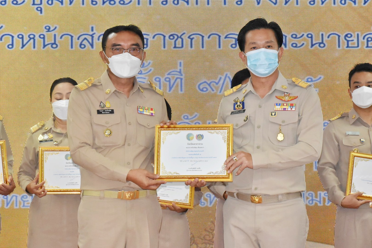 จังหวัดมหาสารคาม มอบใบประกาศเกียรติคุณแก่เจ้าหน้าที่ กลุ่ม องค์กร ชุมชน ที่มีผลการขับเคลื่อนงานพัฒนาชุมชนดีเด่นตามภารกิจกรมการพัฒนาชุมชน ประจำปี 2565