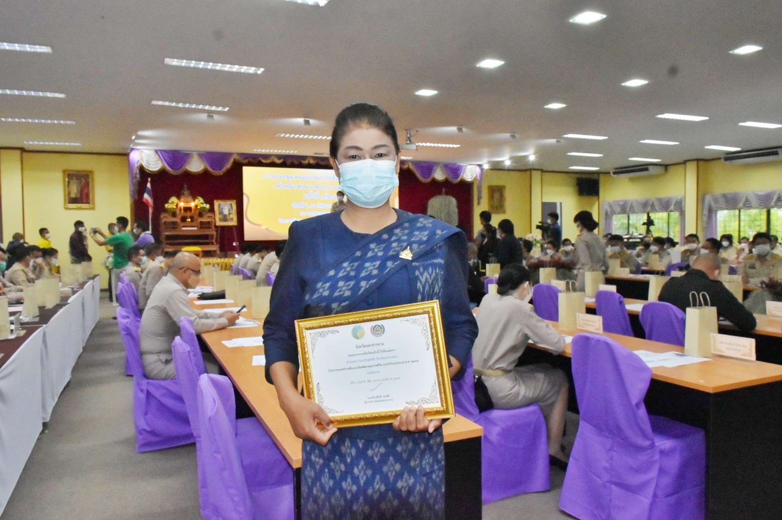 จังหวัดมหาสารคาม มอบใบประกาศเกียรติคุณแก่เจ้าหน้าที่ กลุ่ม องค์กร ชุมชน ที่มีผลการขับเคลื่อนงานพัฒนาชุมชนดีเด่นตามภารกิจกรมการพัฒนาชุมชน ประจำปี 2565