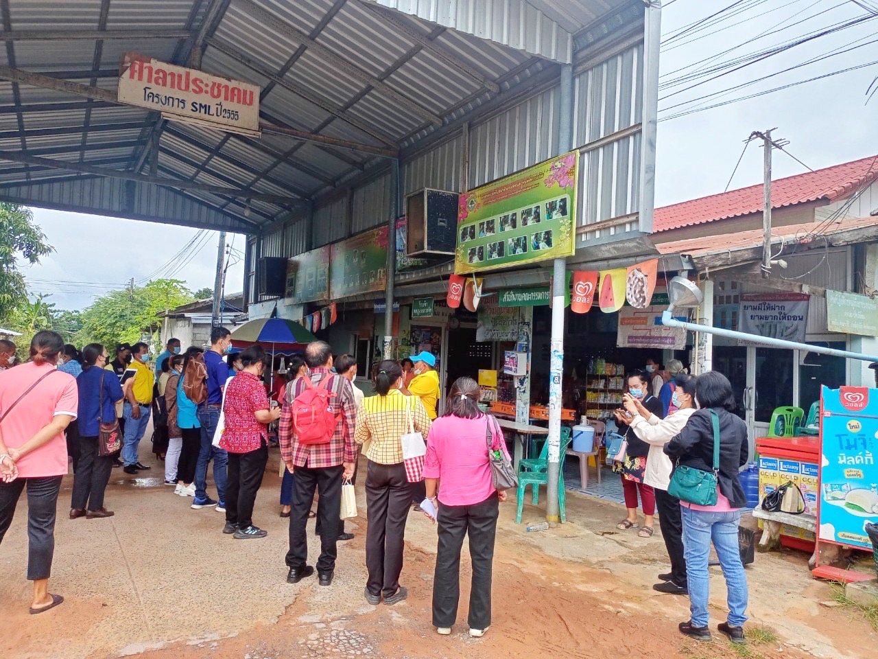 พช.มหาสารคาม เสริมความมั่นใจ นำผู้เข้าร่วมโครงการส่งเสริมการขับเคลื่อนกองทุนชุมชนและการเข้าถึงแหล่งทุนตามหลักธรรมาภิบาล ศึกษาดูงานการดำเนินงานกองทุนชุมชนที่ประสบผลเร็จณ ที่ทำการกลุ่มออมทรัพย์เพื่อการผลิตบ้านวังโพน หมู่ที่ 6 ตำบลเขวาไร่ อำเภอโกสุมพิสัย จังหวัดมหาสารคาม