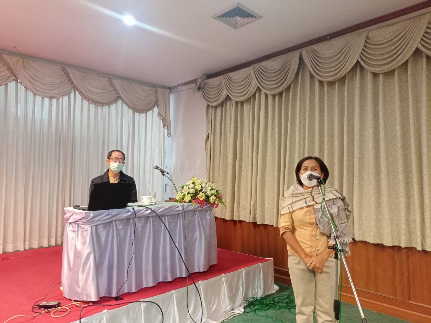 พช.มหาสารคาม เสริมความมั่นใจ นำผู้เข้าร่วมโครงการส่งเสริมการขับเคลื่อนกองทุนชุมชนและการเข้าถึงแหล่งทุนตามหลักธรรมาภิบาล ศึกษาดูงานการดำเนินงานกองทุนชุมชนที่ประสบผลเร็จณ ที่ทำการกลุ่มออมทรัพย์เพื่อการผลิตบ้านวังโพน หมู่ที่ 6 ตำบลเขวาไร่ อำเภอโกสุมพิสัย จังหวัดมหาสารคาม
